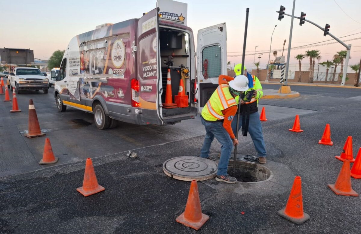 CESPM lleva a cabo trabajos de mantenimiento en el sistema de drenaje pluvial en la calzada Gómez Morín