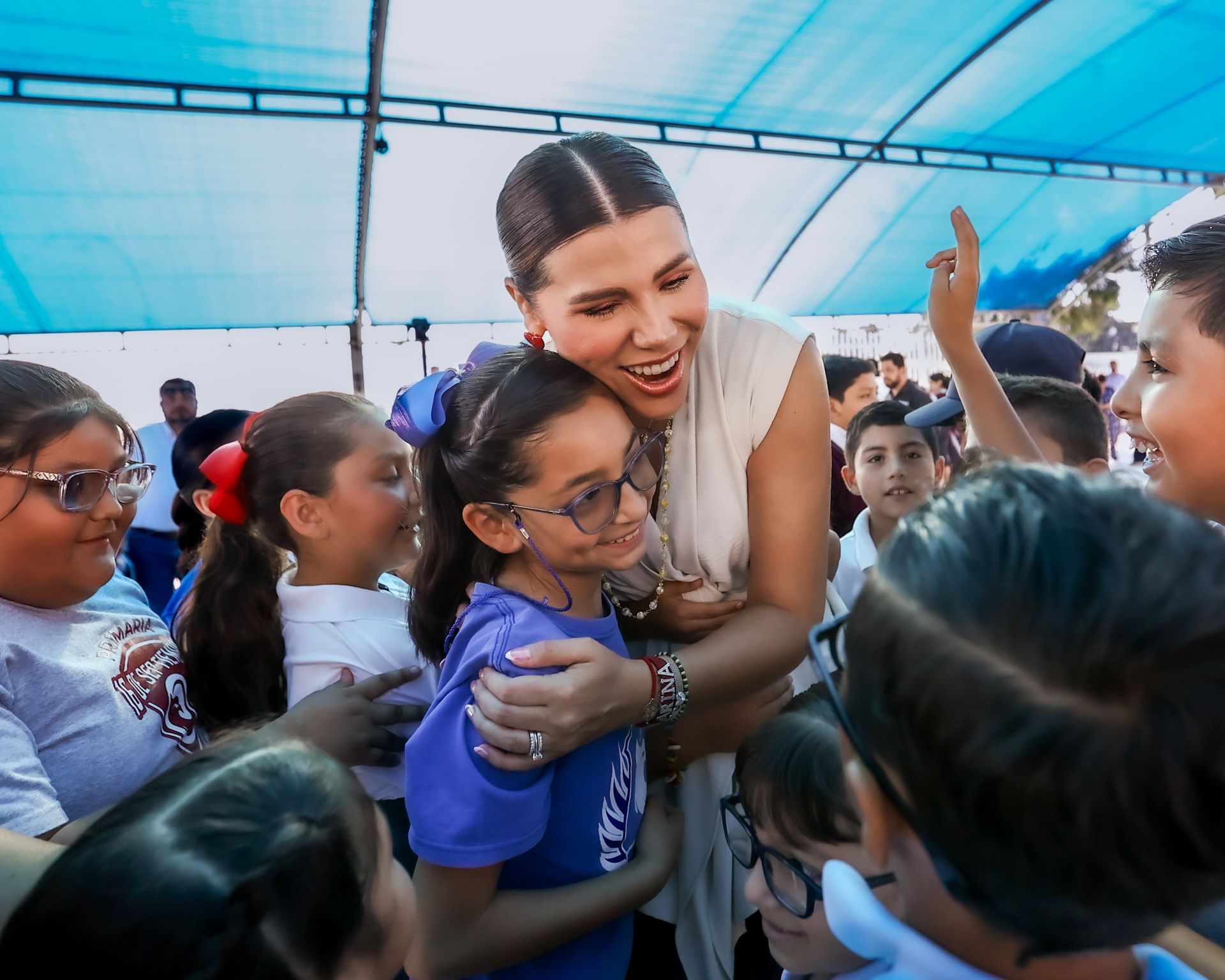 Entrega gobernadora Marina del Pilar material de cómputo a alumnos de escuelas de BC