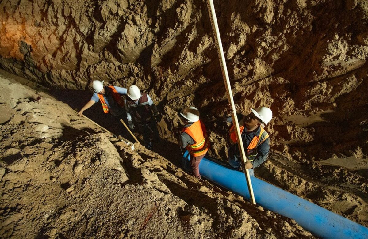 Supervisan instalación de tubería en calle 4ta y Palmar de Santa Anita