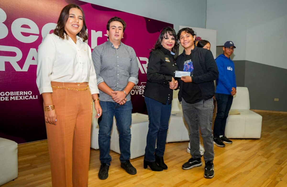 Norma Bustamante fortalece la educación en el municipio con entrega de becas