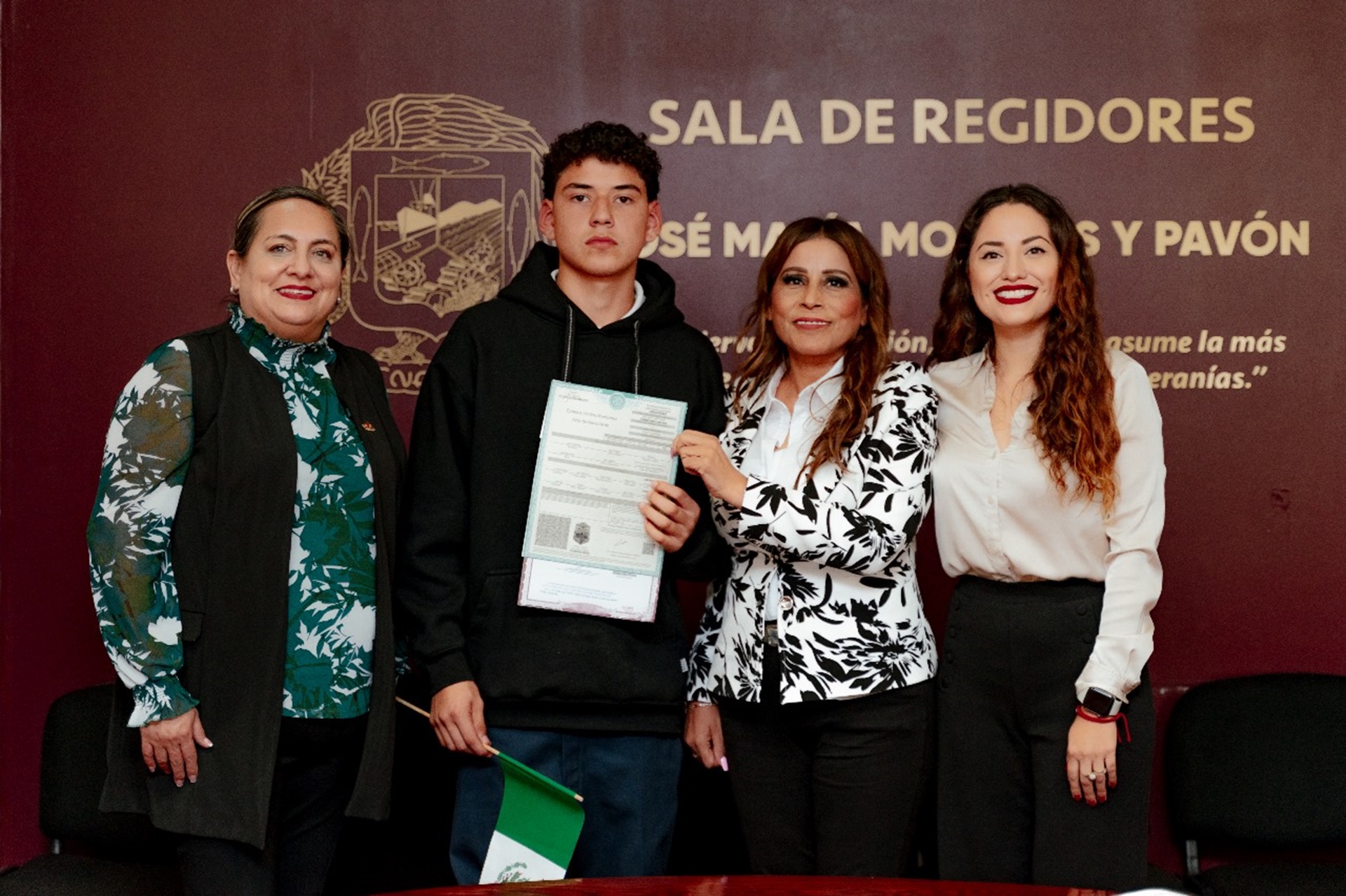 Entrega alcaldesa Claudia Agatón actas de nacimiento de la campaña “Soy México”