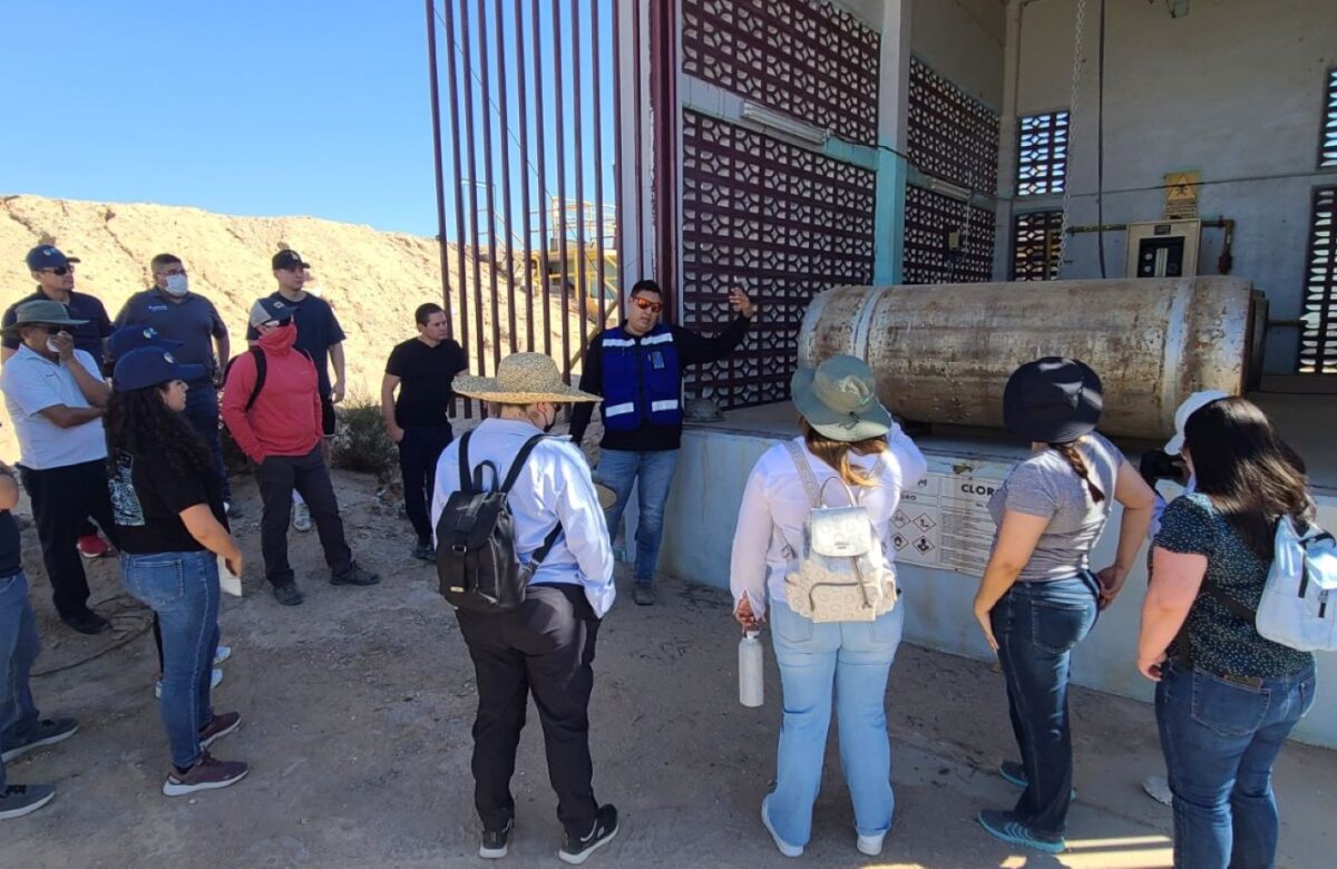 Personal de embotelladora local realiza recorrido por la planta de tratamiento de aguas residuales Las Arenitas