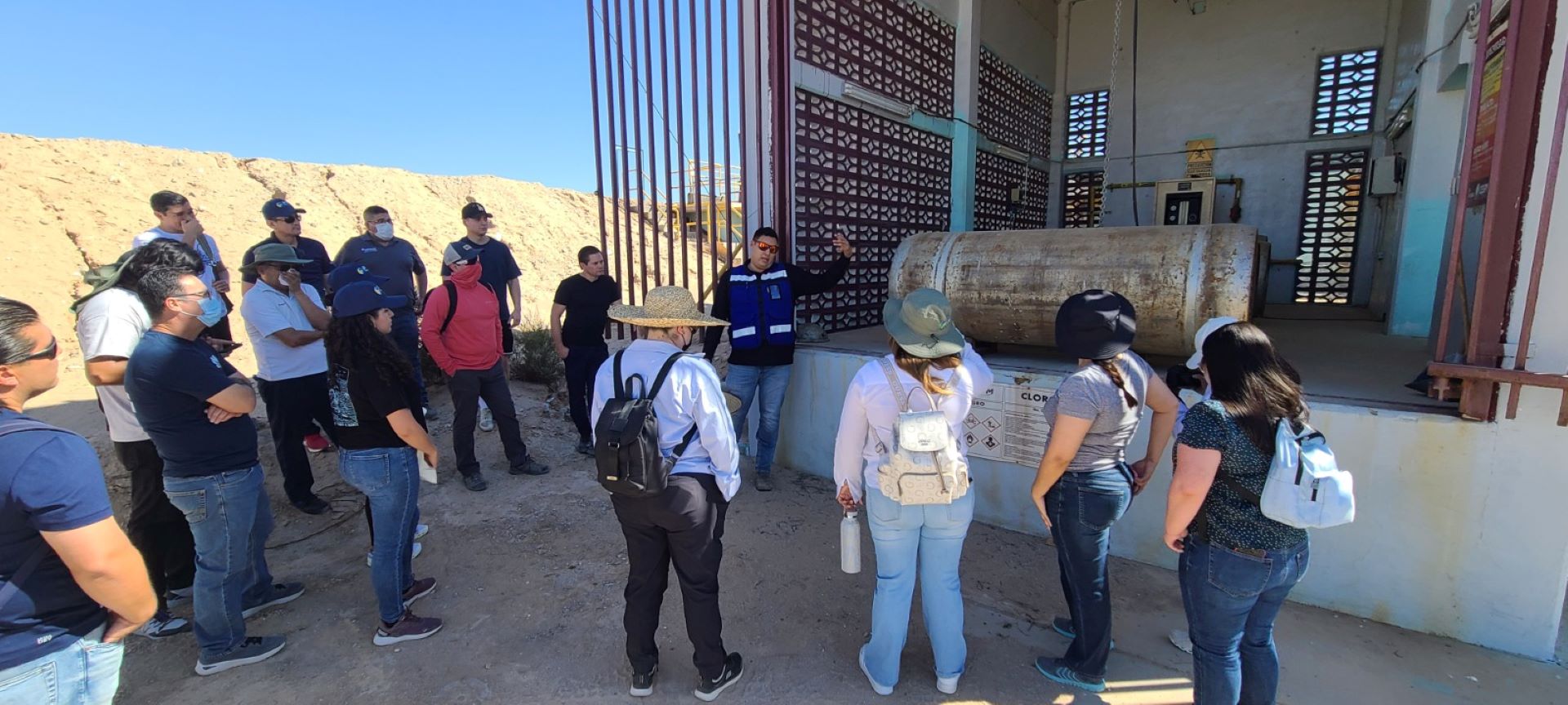 Personal de embotelladora local realiza recorrido por la planta de tratamiento de aguas residuales Las Arenitas