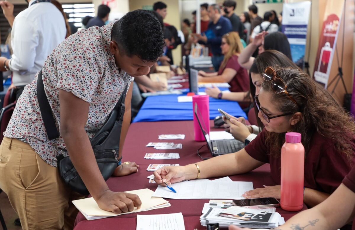 Hace STPS feria de empleo para jóvenes en la UABC