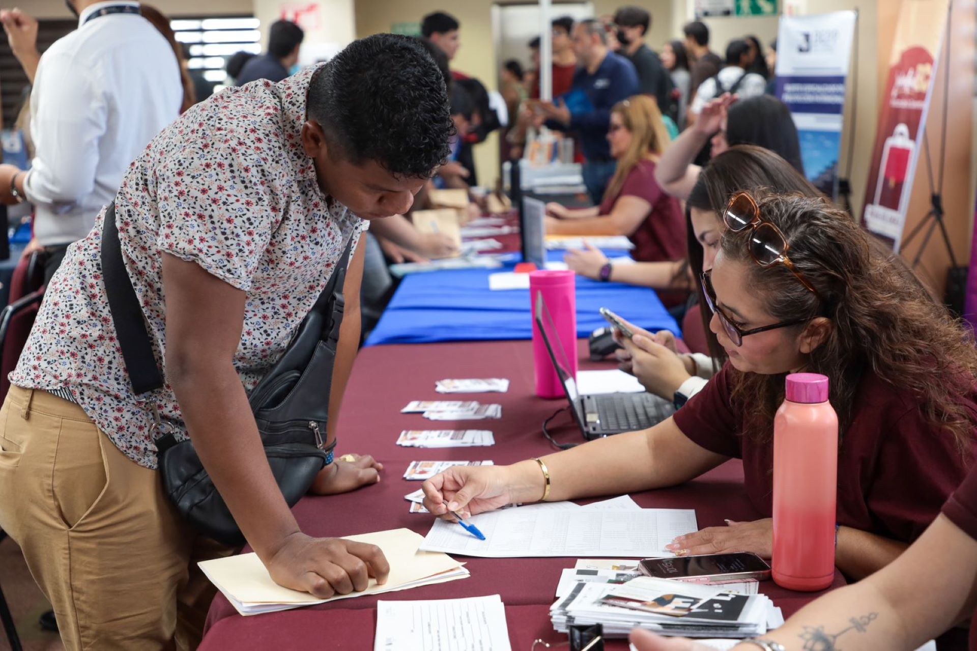 Hace STPS feria de empleo para jóvenes en la UABC