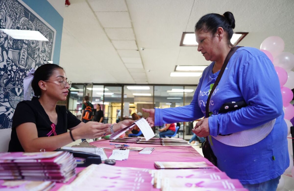 Instala Gobierno de Mexicali módulo rosa en el Palacio Municipal