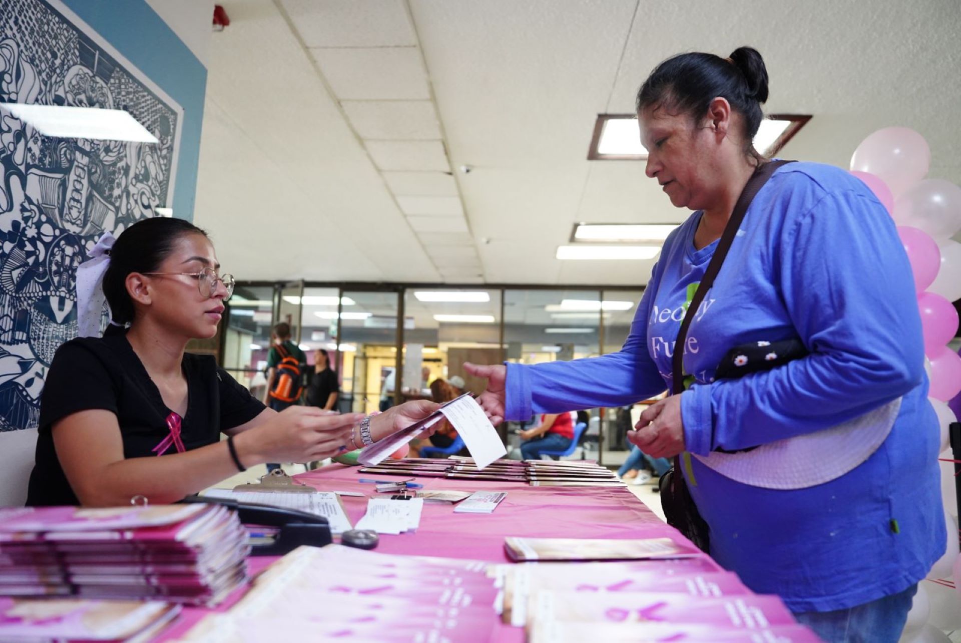 Instala Gobierno de Mexicali módulo rosa en el Palacio Municipal