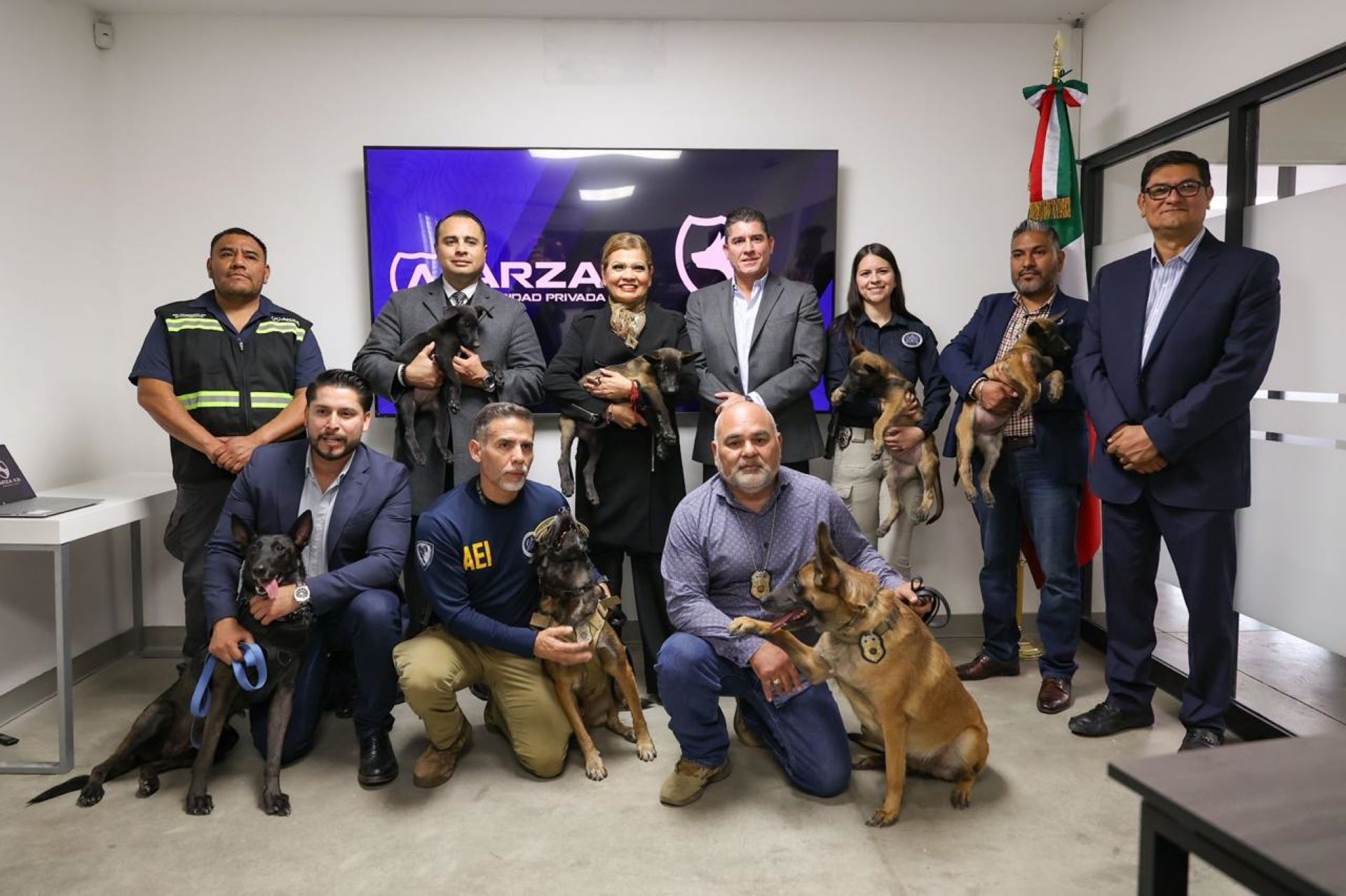 Recibe Fiscalía General del Estado donación de cuatro cachorros para Unidades K9