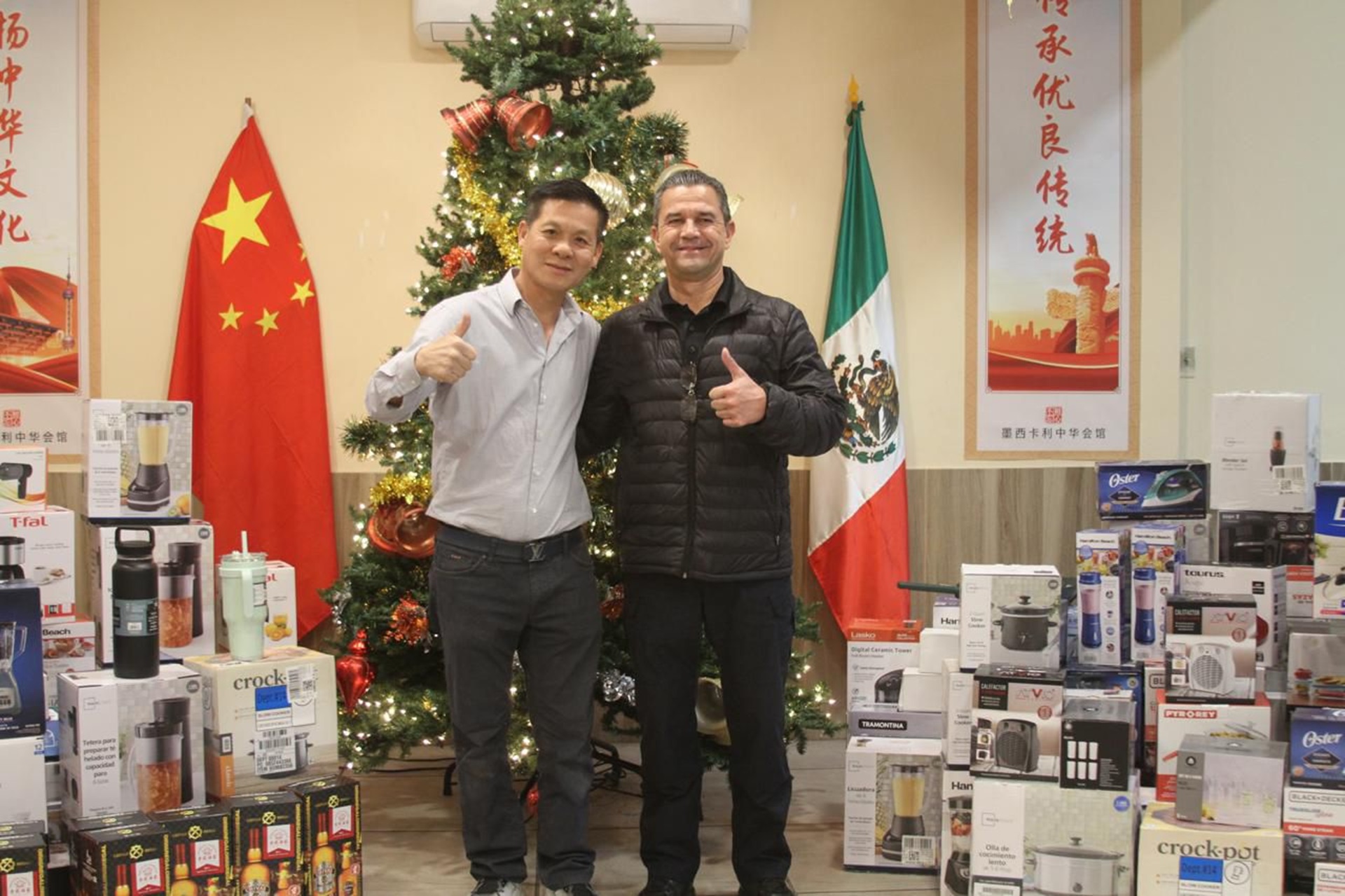 Asociación China de Mexicali dona regalos para el Día Internacional del Policía