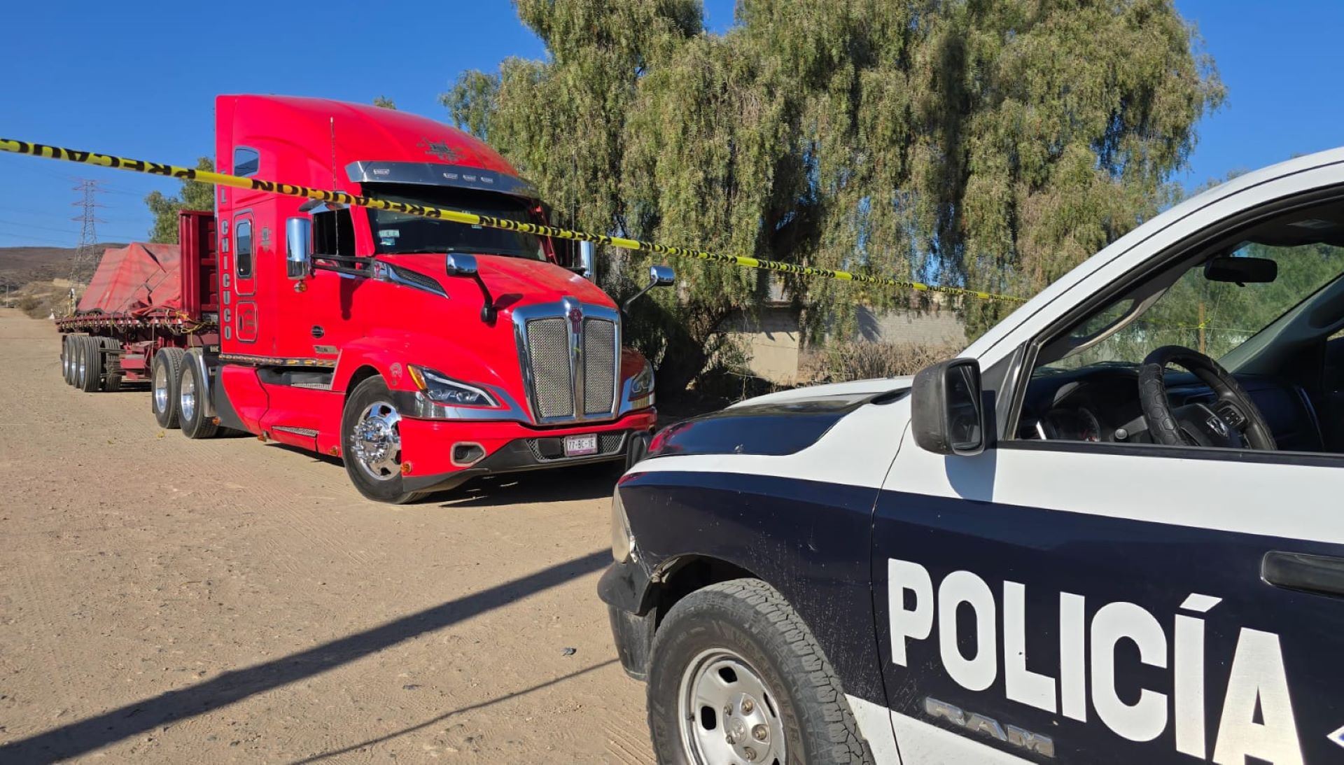 Rescatan municipales de Ensenada a chofer de “trailer” privado en la rumorosa y capturan a los responsables