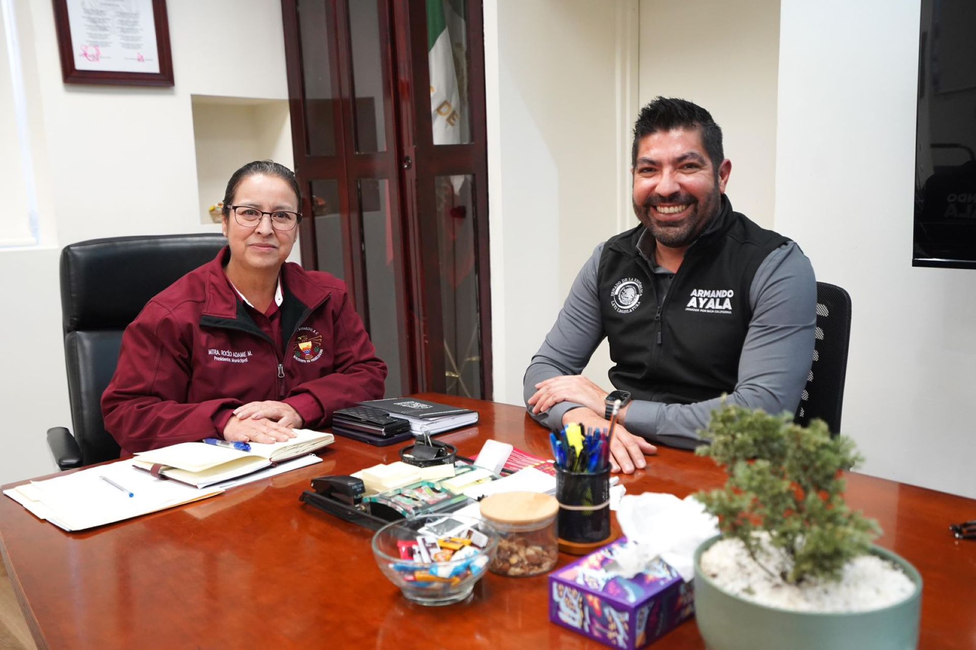 Dialogan Armando Ayala y Rocío Adame sobre proyectos para Rosarito