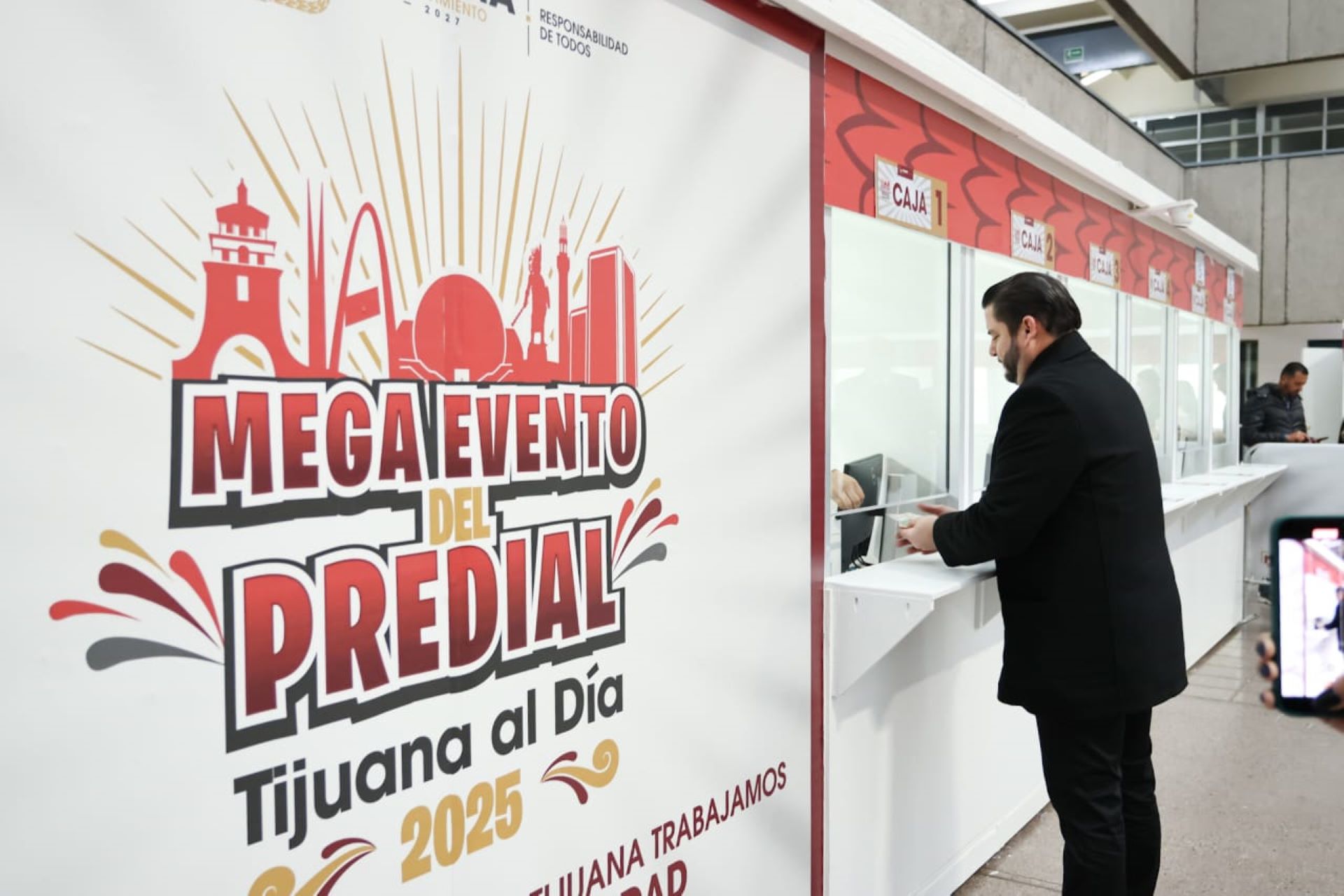 Cumple alcalde Ismael Burgueño con su responsabilidad como ciudadano al realizar el pago de su impuesto predial