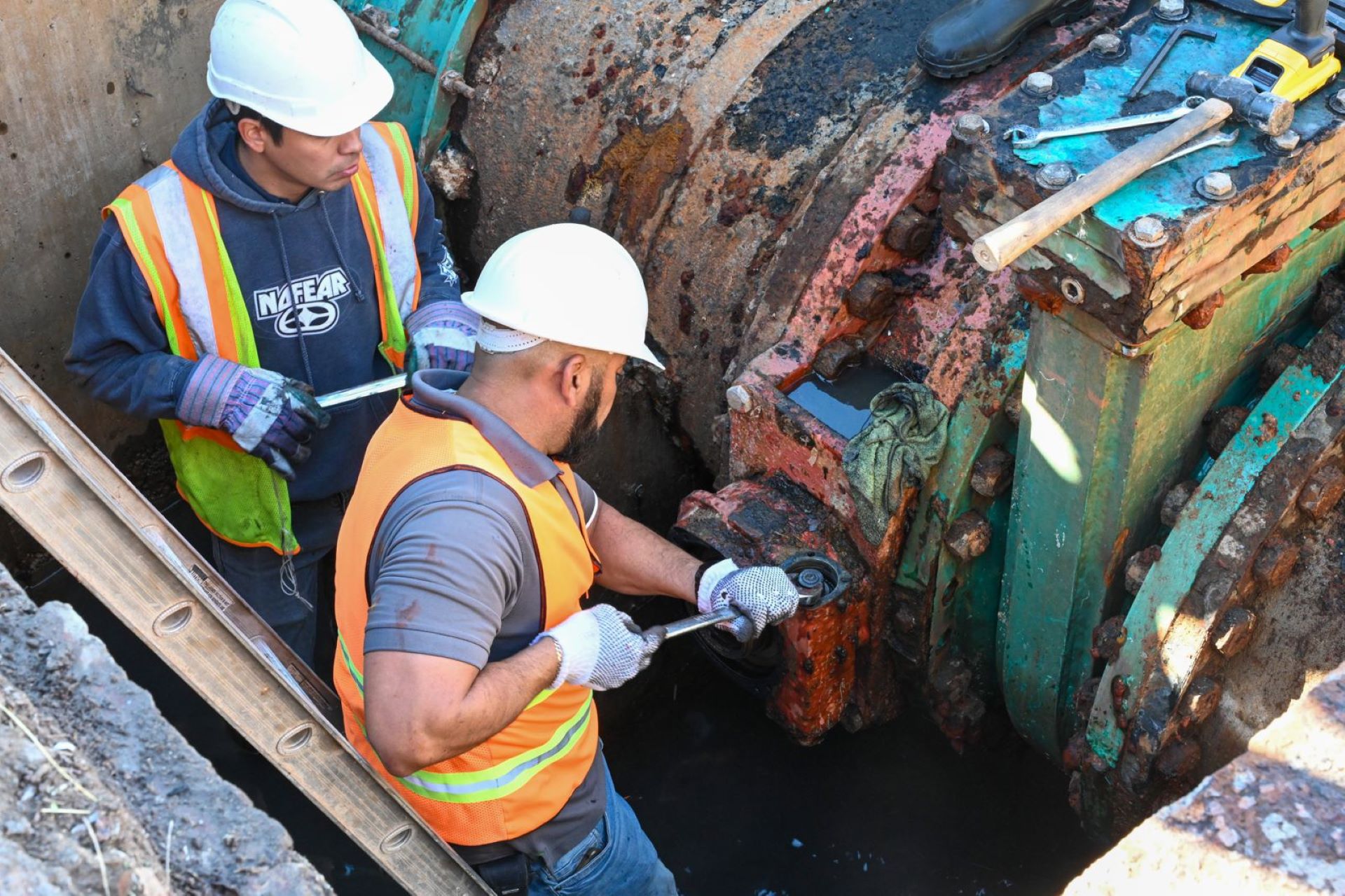 Reparación de válvula en calzada independencia y río nuevo: CESPM trabaja para evitar afectaciones