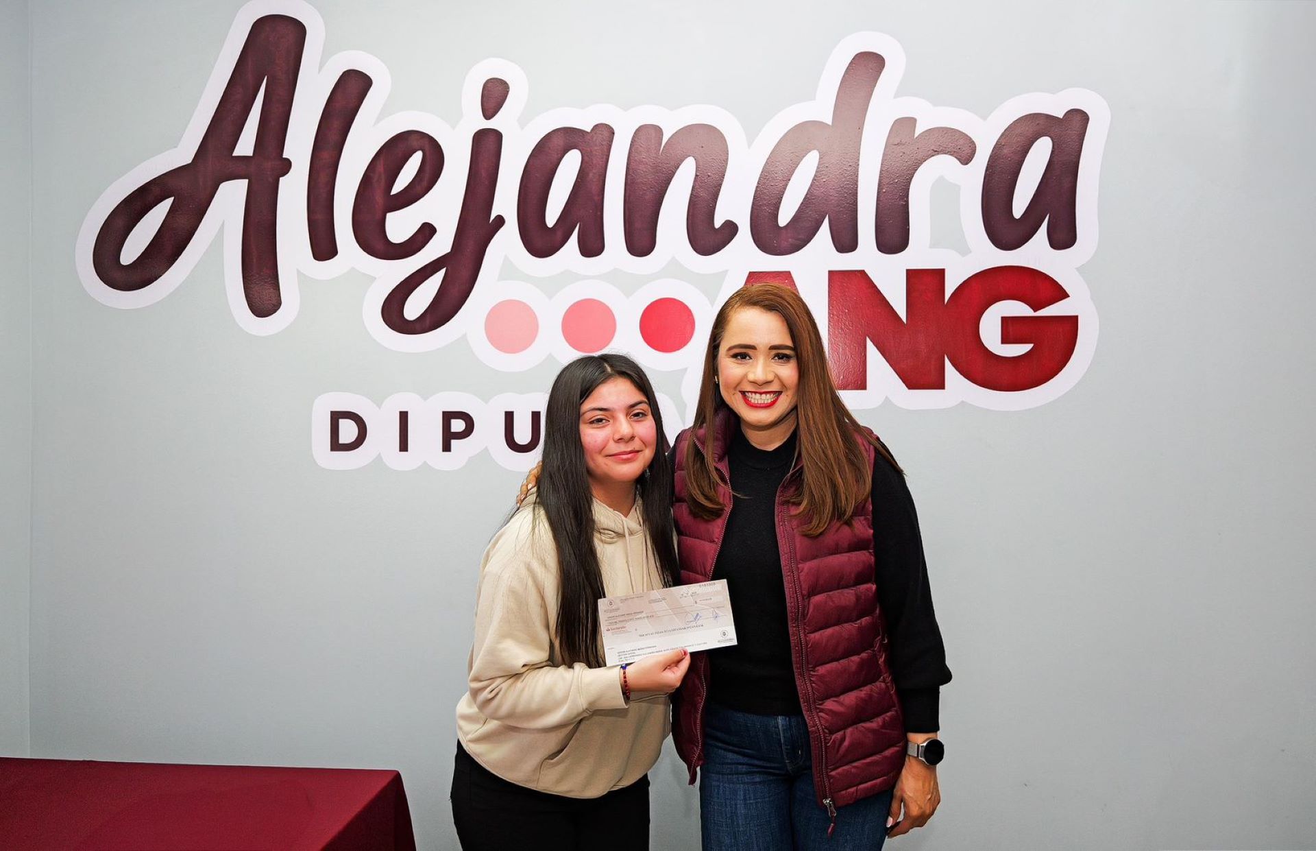 Diputada Alejandra Ang entrega apoyos universitarios para garantizar la educación en Baja California