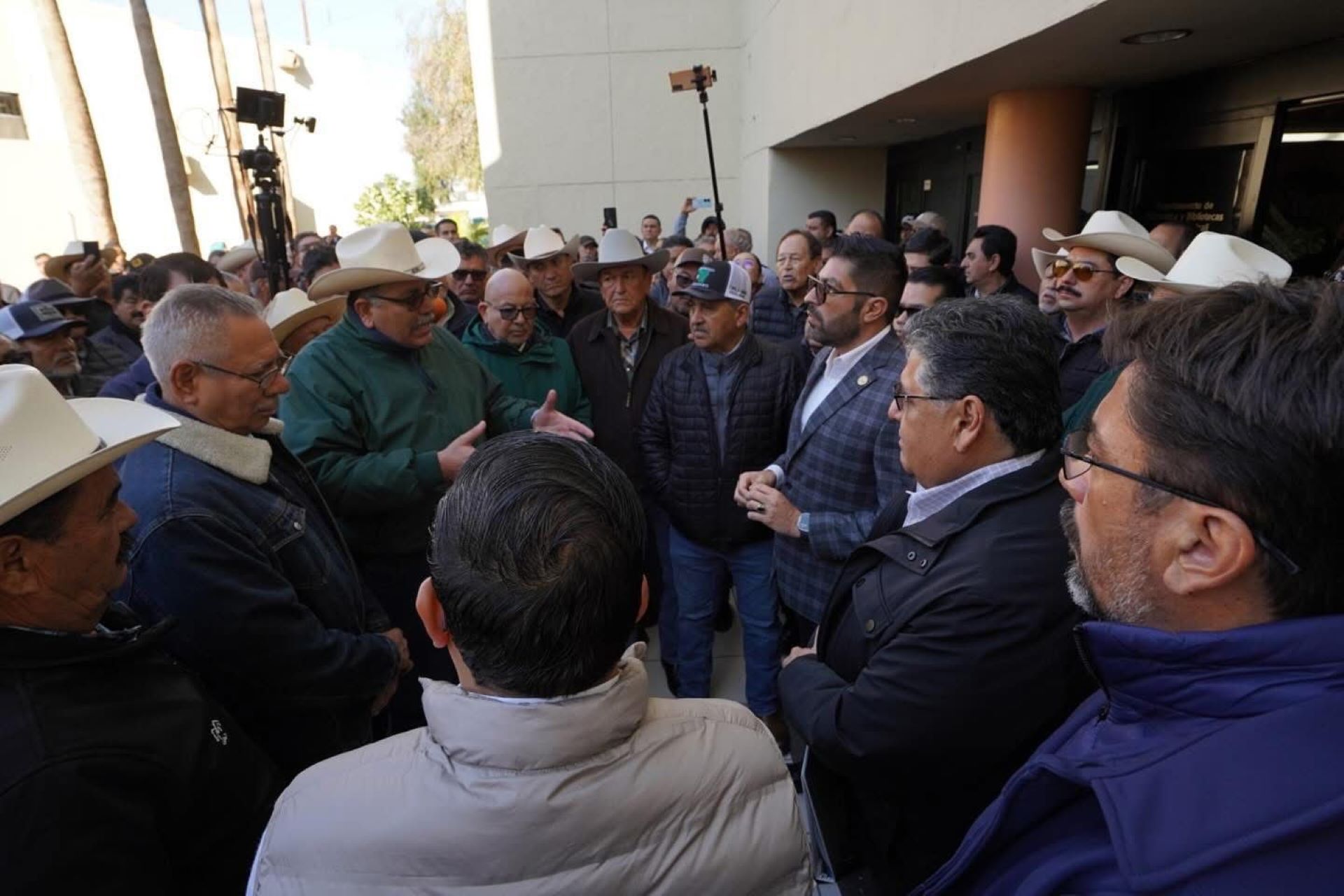 Acuerdan Armando Ayala y agricultores activar mesas de trabajo en materia de agua