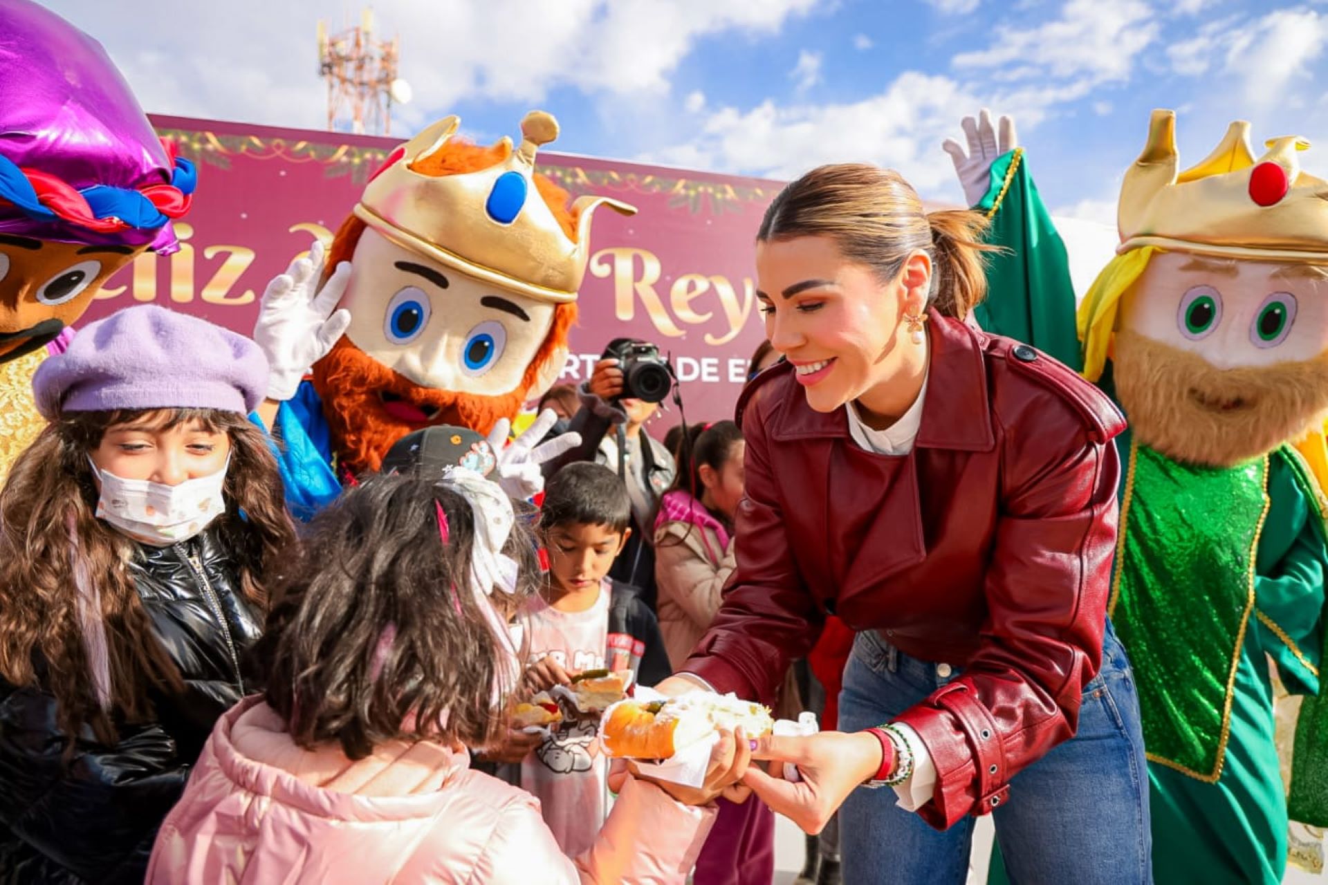 Fomenta gobernadora Marina del Pilar unidad de familias y comunidades al compartir la tradicional Rosca de Reyes