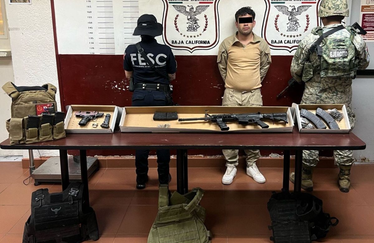 Fuerza Estatal y Defensa detienen a hombre con armas y equipo táctico en zona del Valle de Mexicali