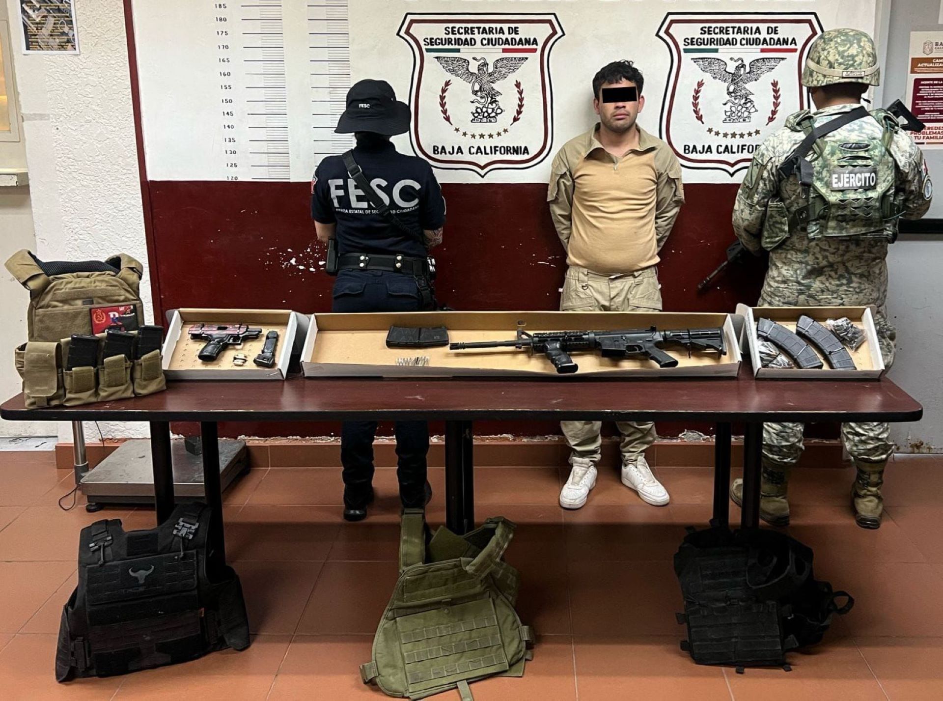 Fuerza Estatal y Defensa detienen a hombre con armas y equipo táctico en zona del Valle de Mexicali