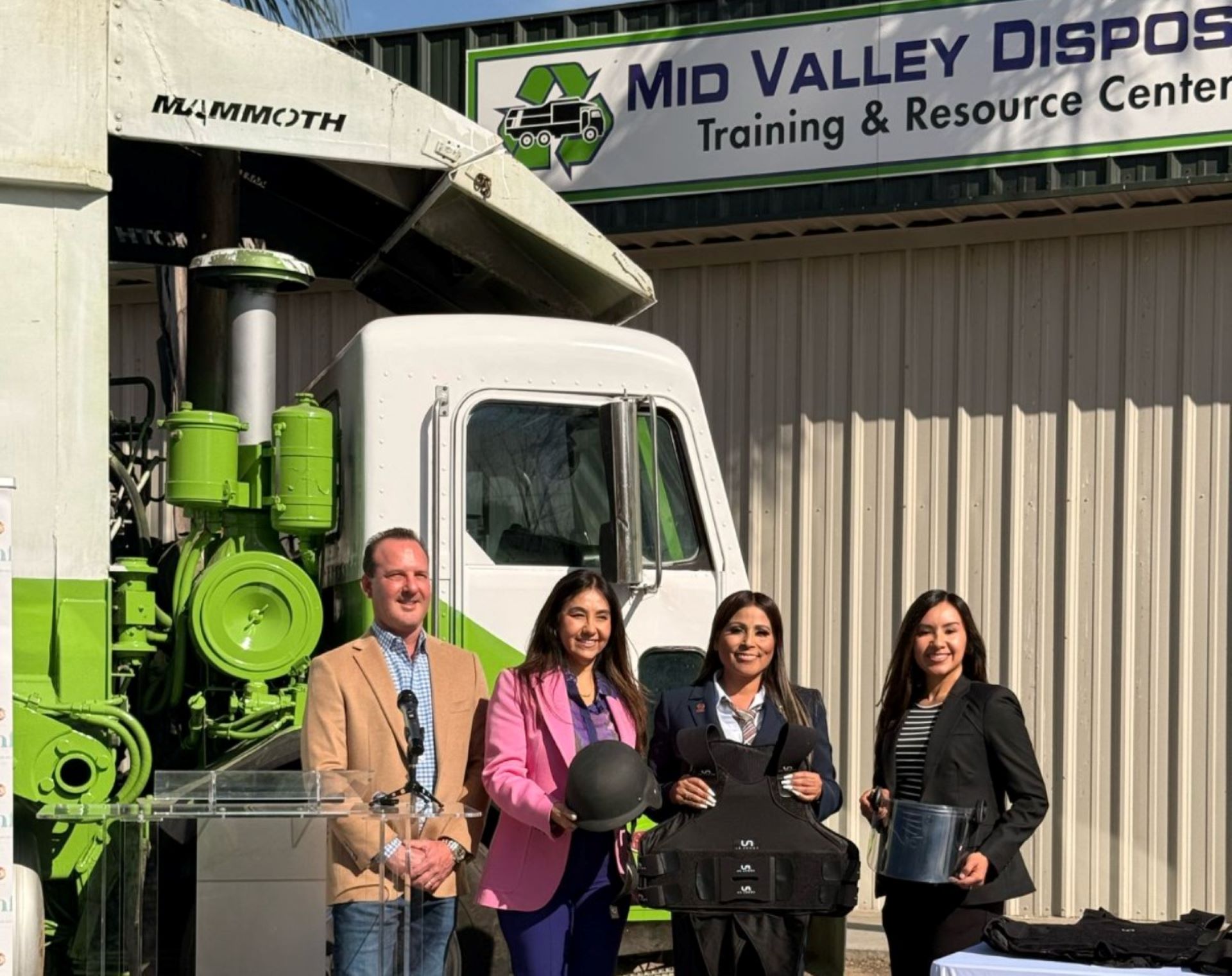 Recibe gobierno de Claudia Agatón donativo en Fresno, CA