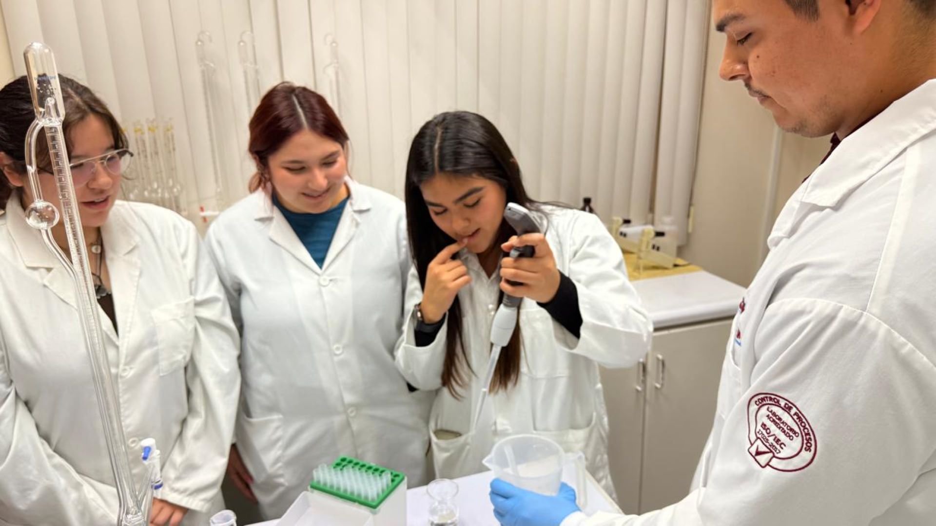 Estudiantes de Ingeniería Química del ITM visitan el laboratorio de control de procesos de CESPM