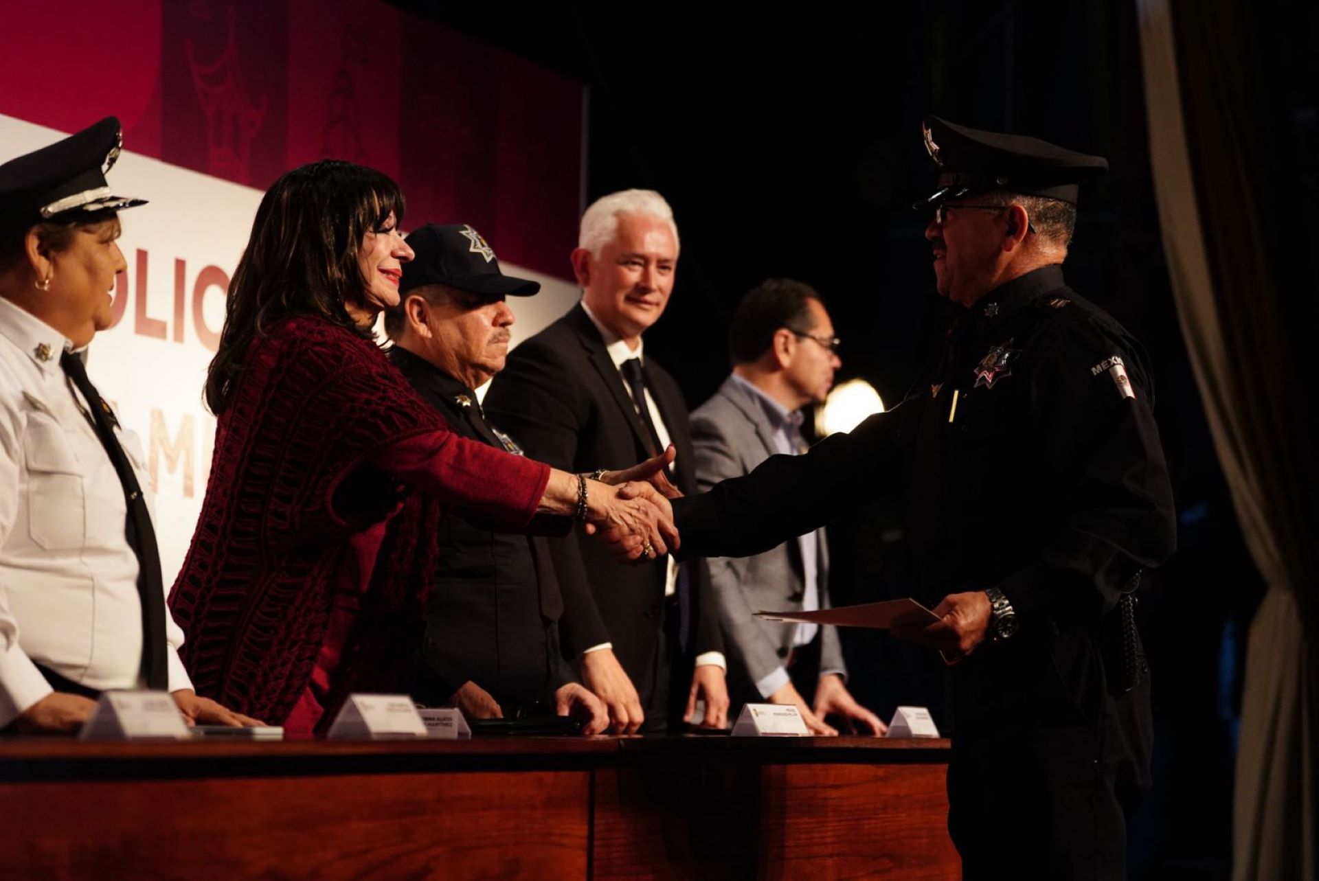 Gracias por su valentía: Norma Bustamante celebra jubilación policías