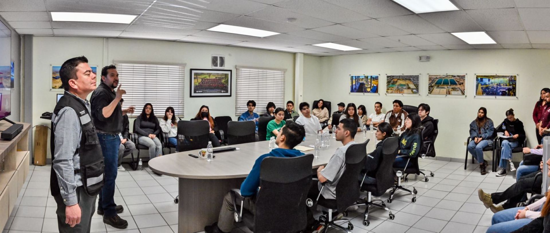 Alumnos de Arquitectura y Diseño de la UABC conocen procesos de obra pública en CESPM