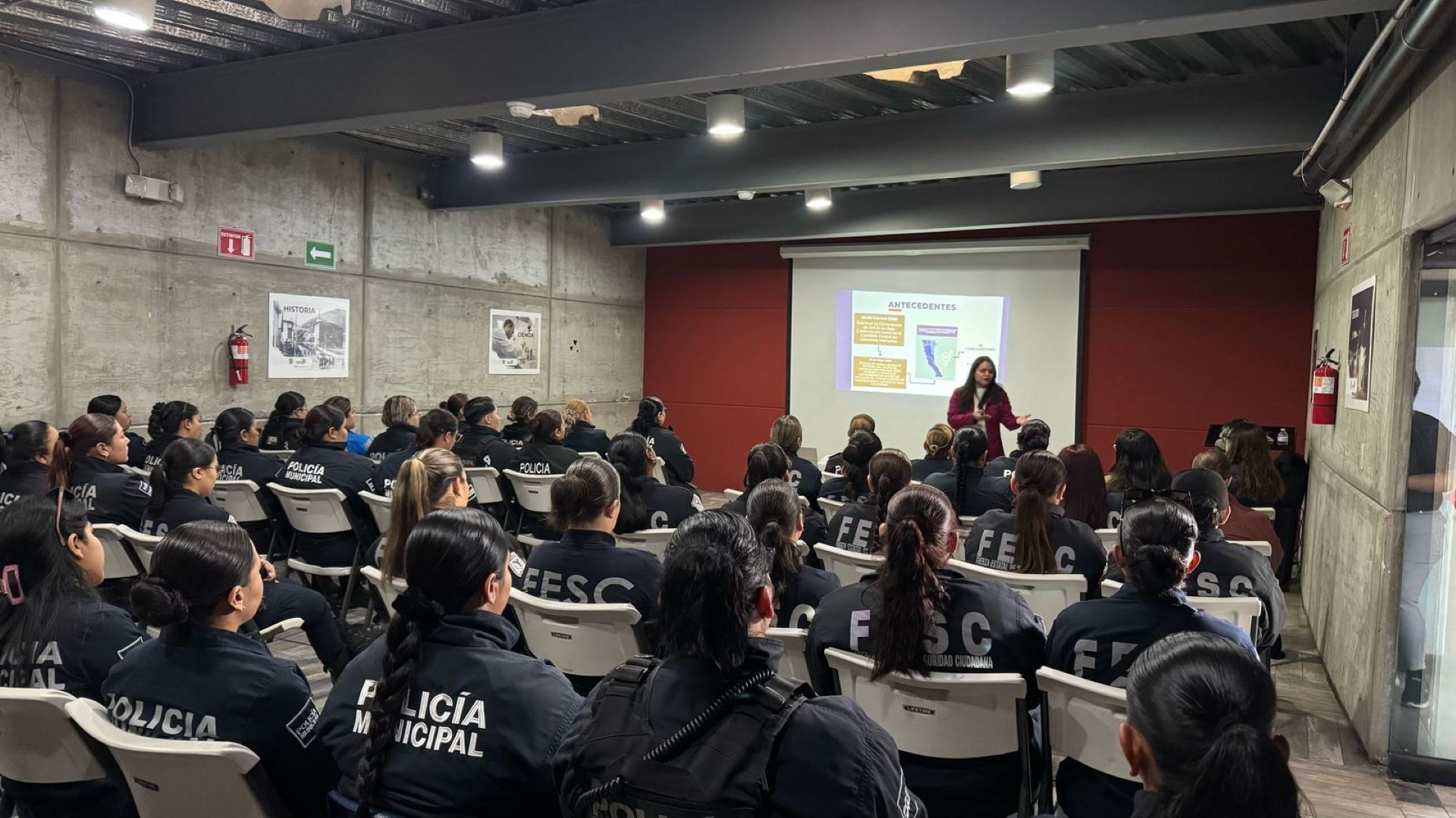 Mujeres policías de BC se capacitan sobre el derecho a la manifestación durante el 8M