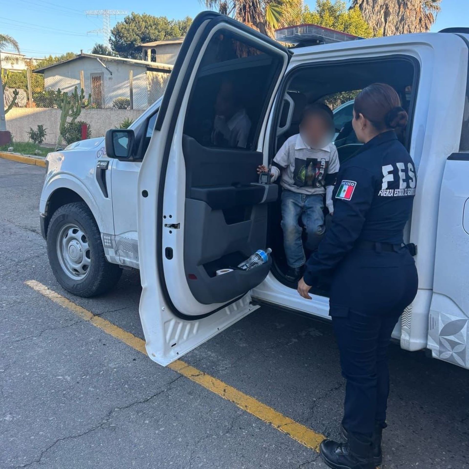 Rescata Escuadrón Violeta a menor de edad en Rosarito, tras ser reportado deambulando solo en la vía pública