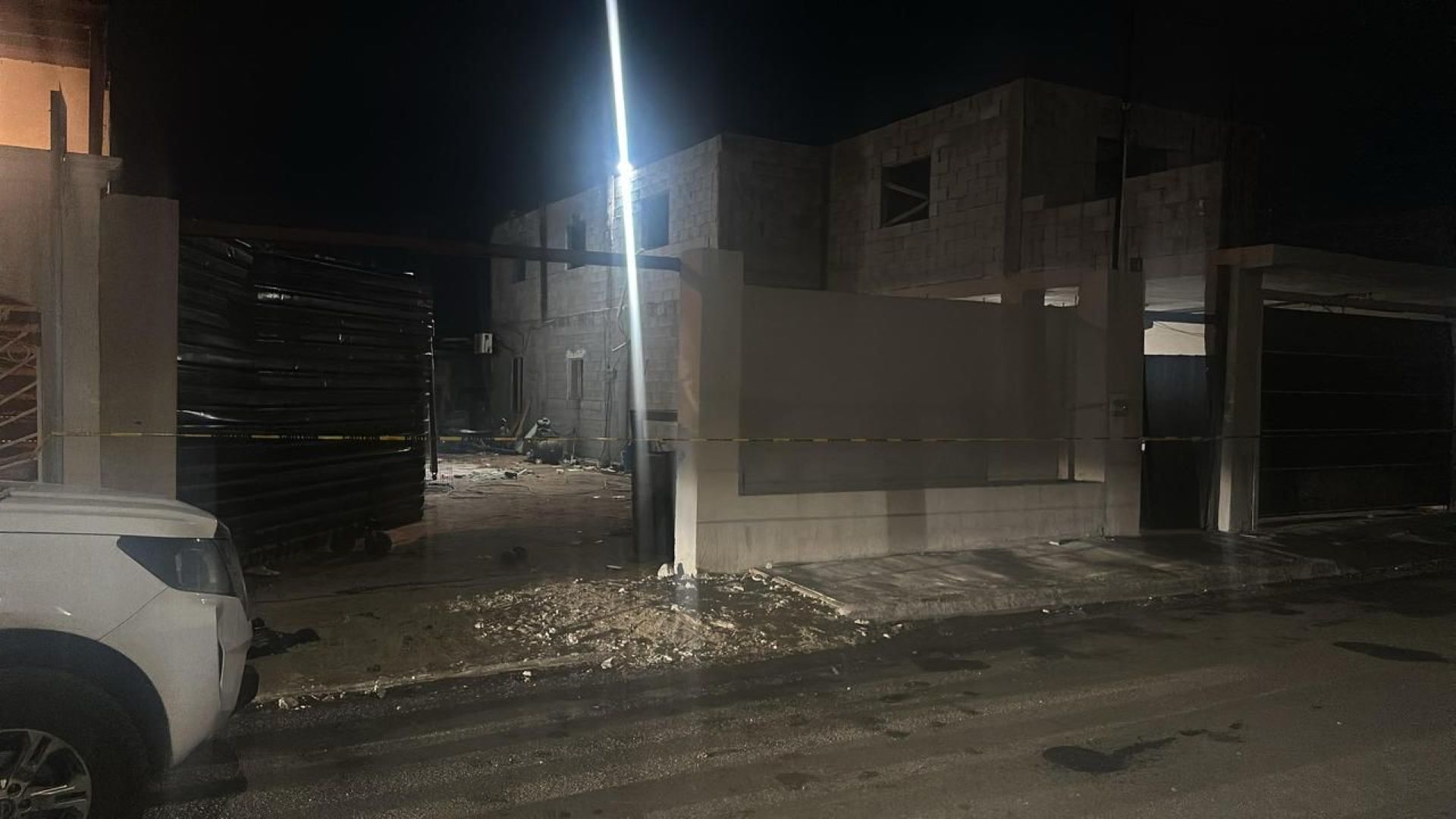 FESC e INM localizan equipo táctico abandonado a la entrada de vivienda en Mexicali