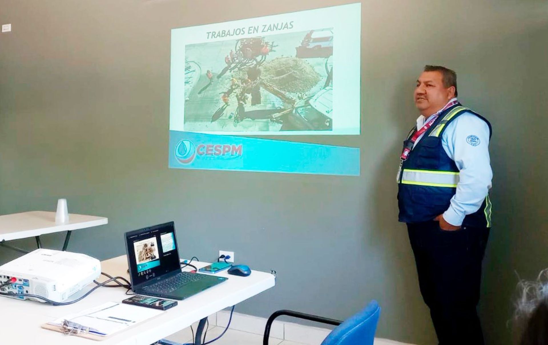 Capacita CESPM a personal de redes en seguridad para trabajos en excavaciones y maquinaria