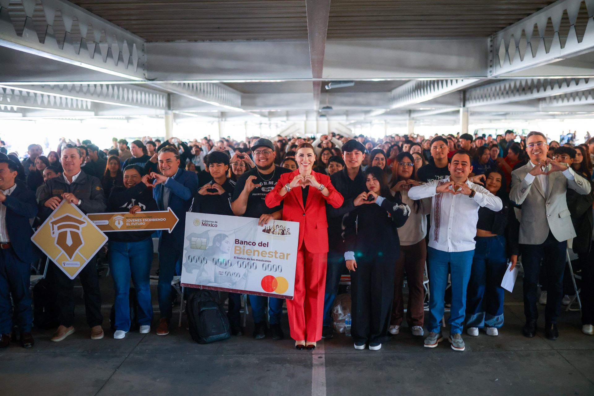 Encabeza gobernadora Marina del Pilar entrega de tarjetas “Jóvenes Escribiendo el Futuro” en beneficio de estudiantes universitarios