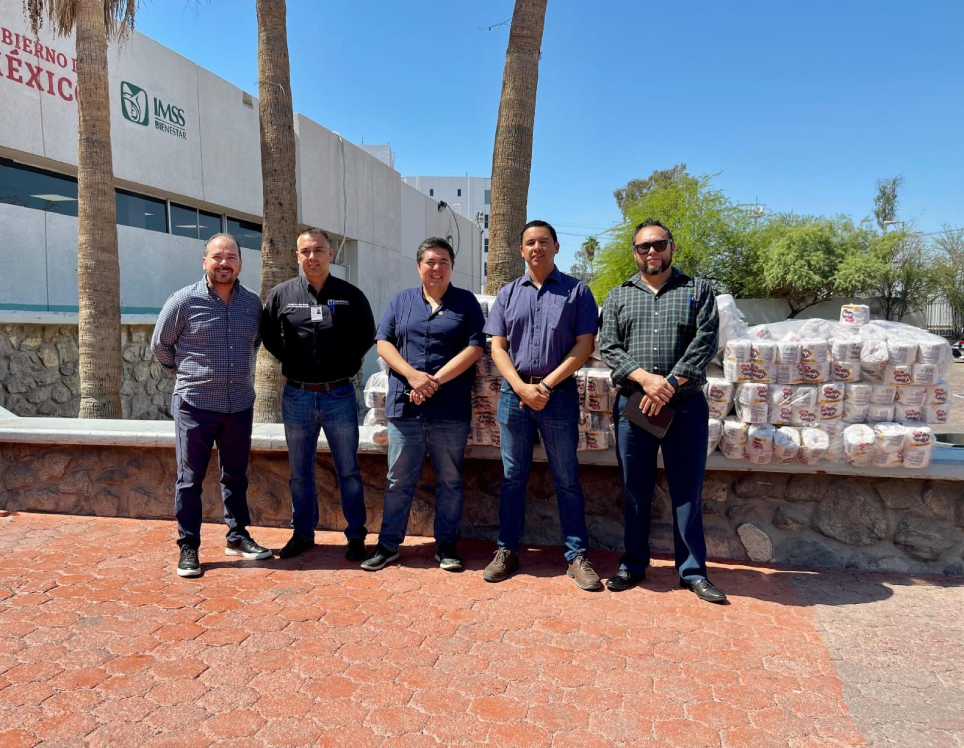 Armando Samaniego entrega donativo al Hospital General de Mexicali