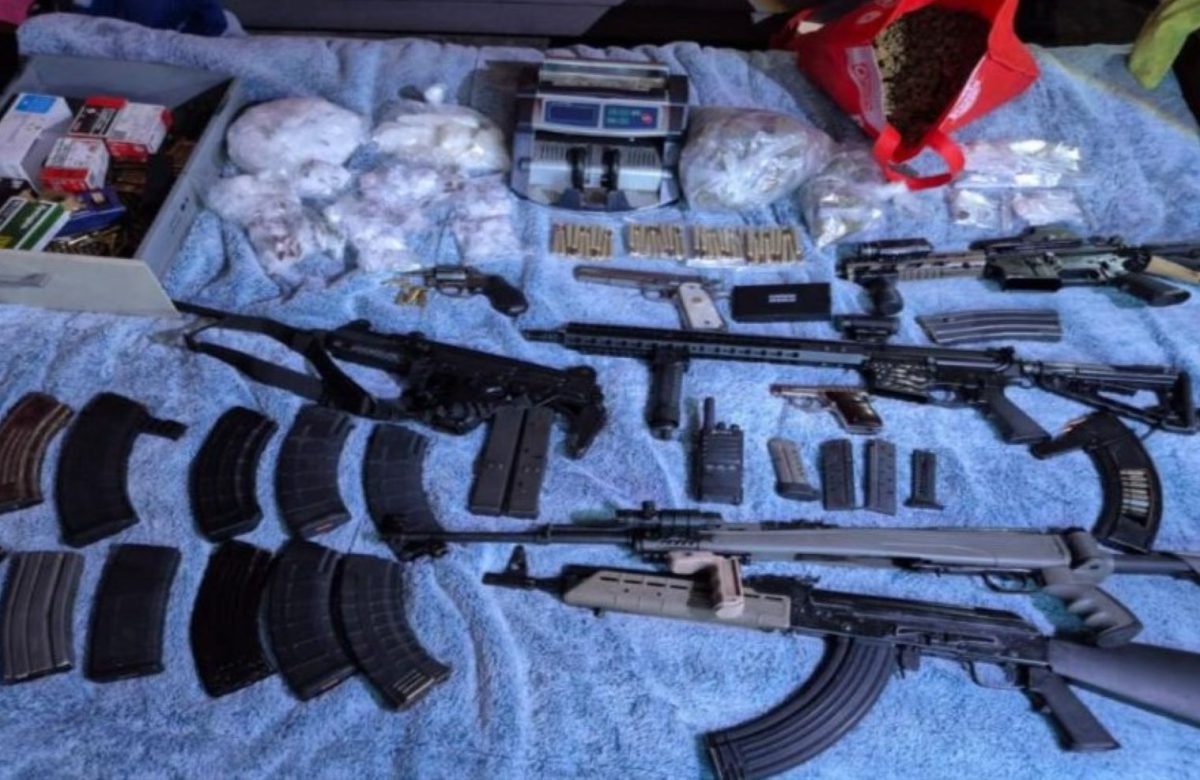 Gobierno “revienta” casa de seguridad de “Los Rusos”; Confiscan un arsenal, droga y equipo táctico