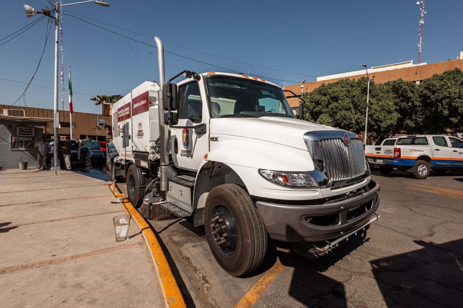 Mexicali Brilla: Norma Bustamante presentan nuevas barredoras para vialidades