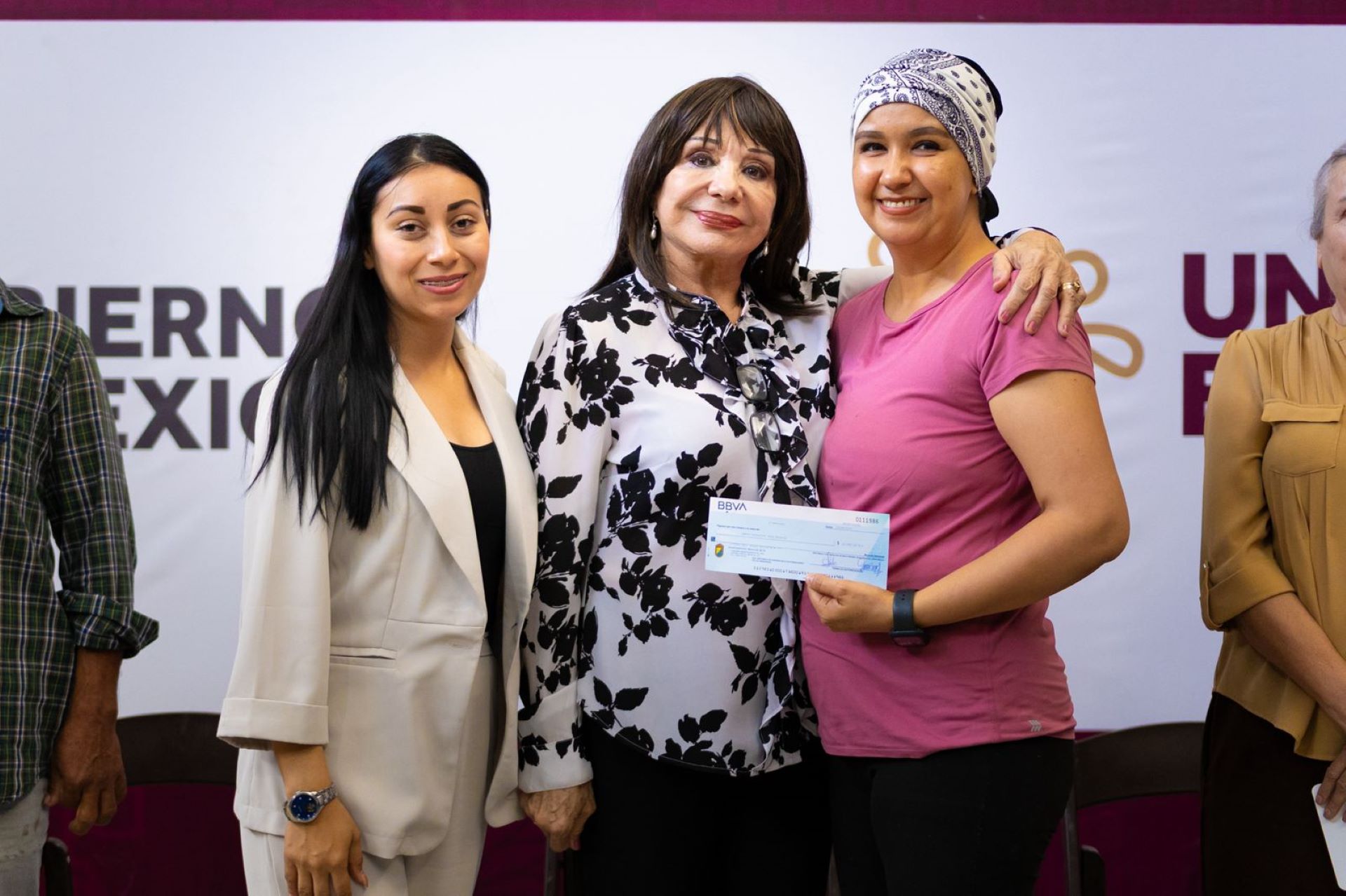 Impulso al bienestar familiar: Norma Bustamante entrega 131 apoyos sociales