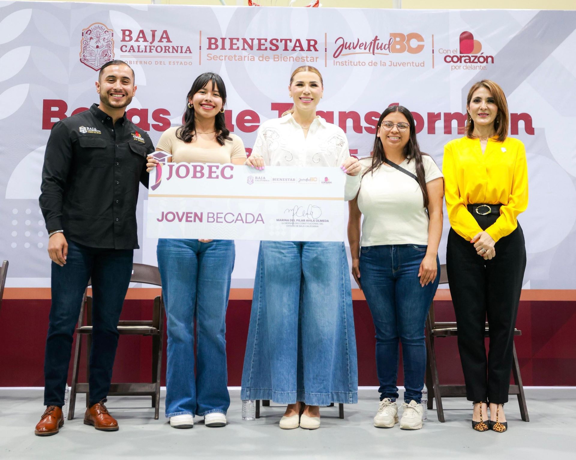 Respalda gobernadora Marina del Pilar a estudiantes de BC con “Becas que Transforman”