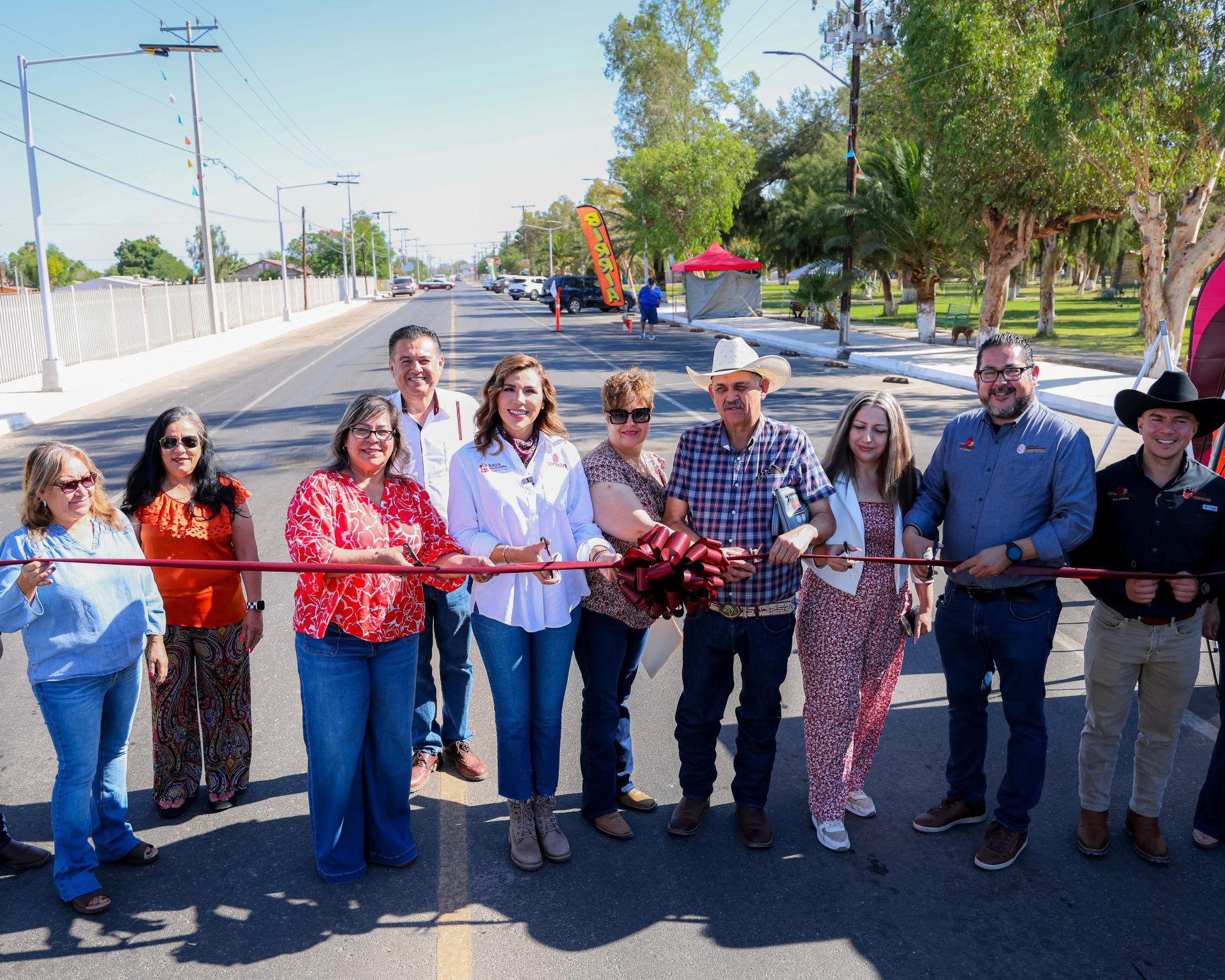 Atiende gobernadora Marina del Pilar zona prioritaria del Valle de Mexicali con obras de pavimentación carretera