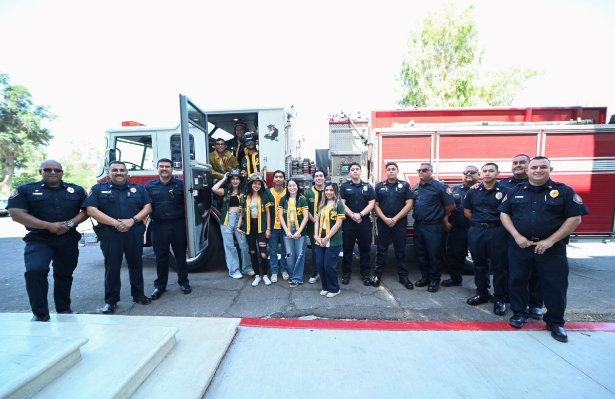 Reconoce UABC labor de bomberos con donativo en especie