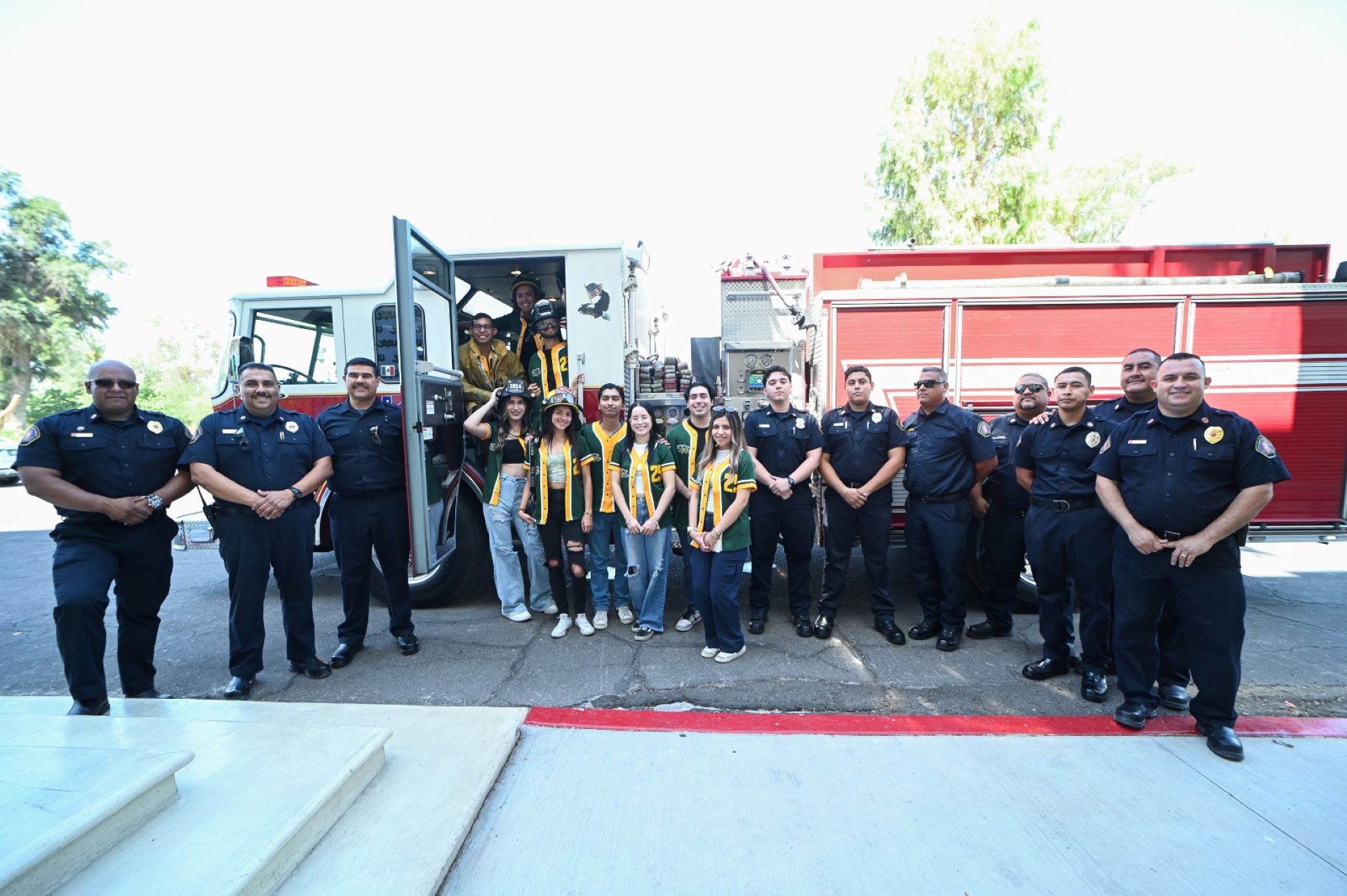 Reconoce UABC labor de bomberos con donativo en especie
