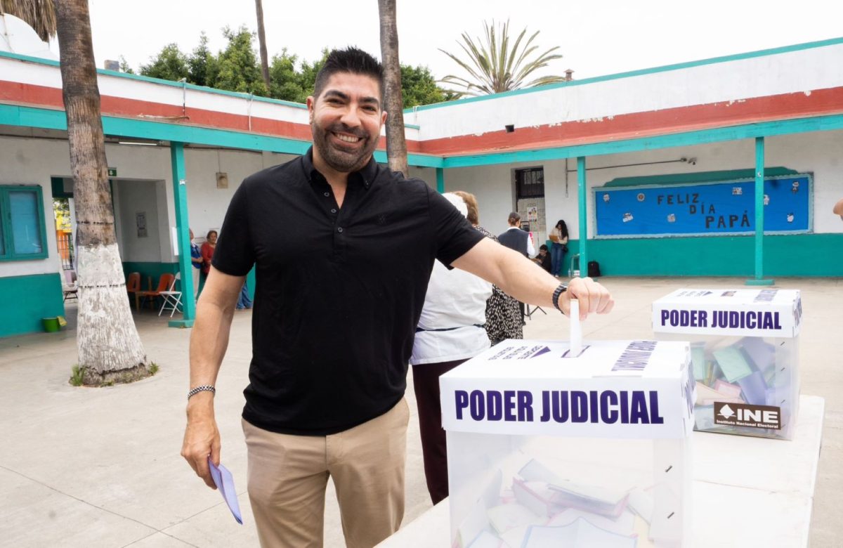 Emitió Armando Ayala su voto en histórica elección del Poder Judicial