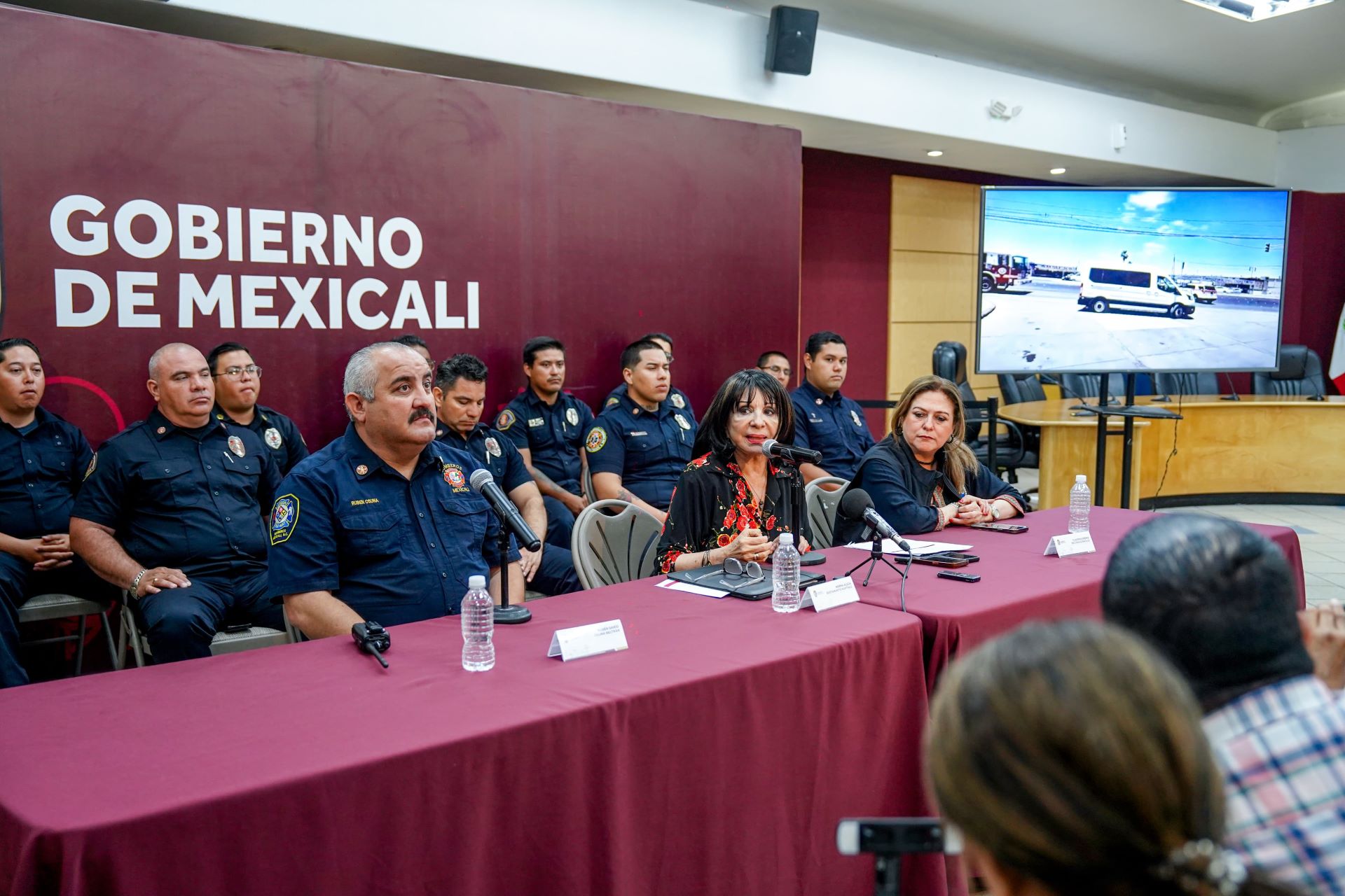 Norma Bustamante reconoce a los héroes bomberos por apoyo en Tecate
