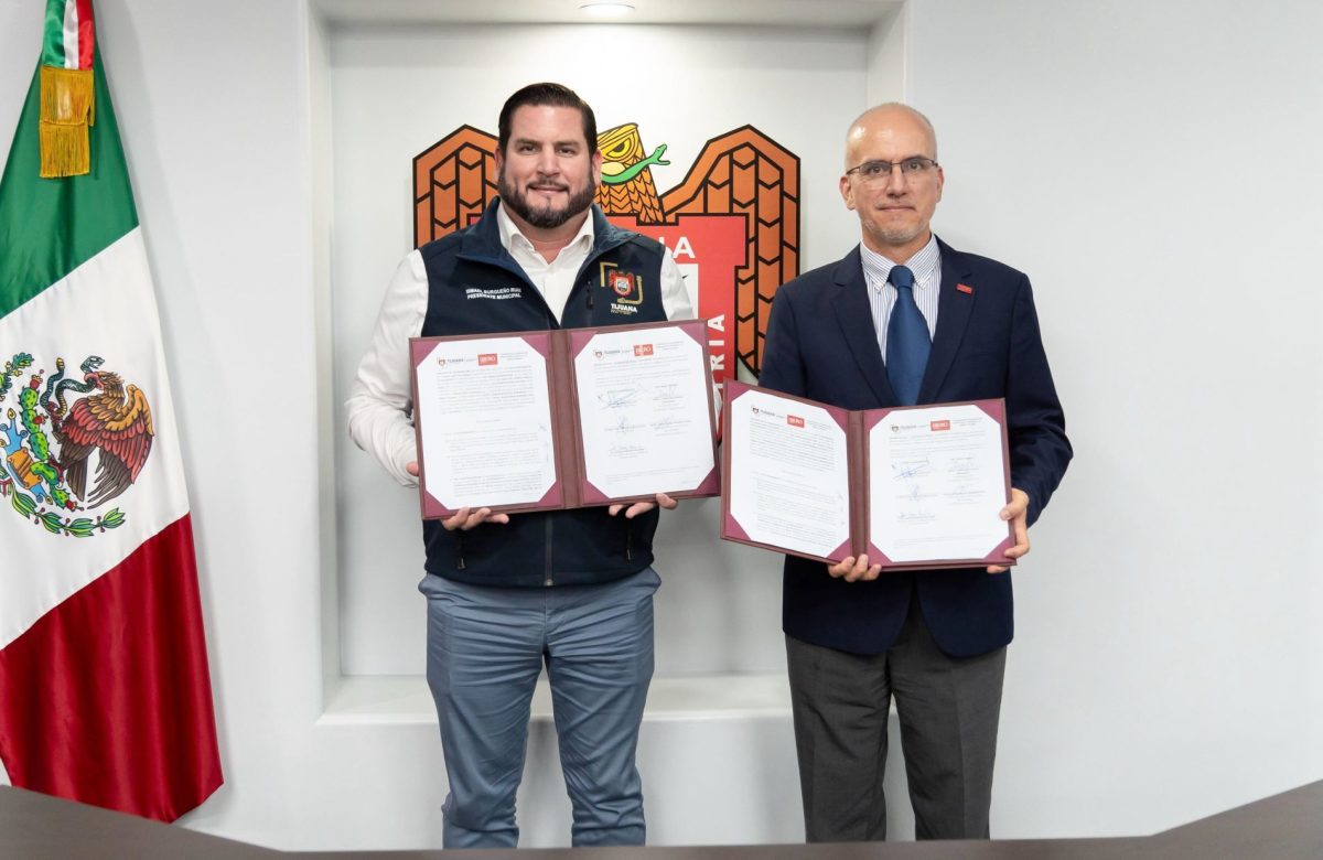 Firma Ismael Burgueño convenio de vinculación con Universidad Iberoamericana Tijuana