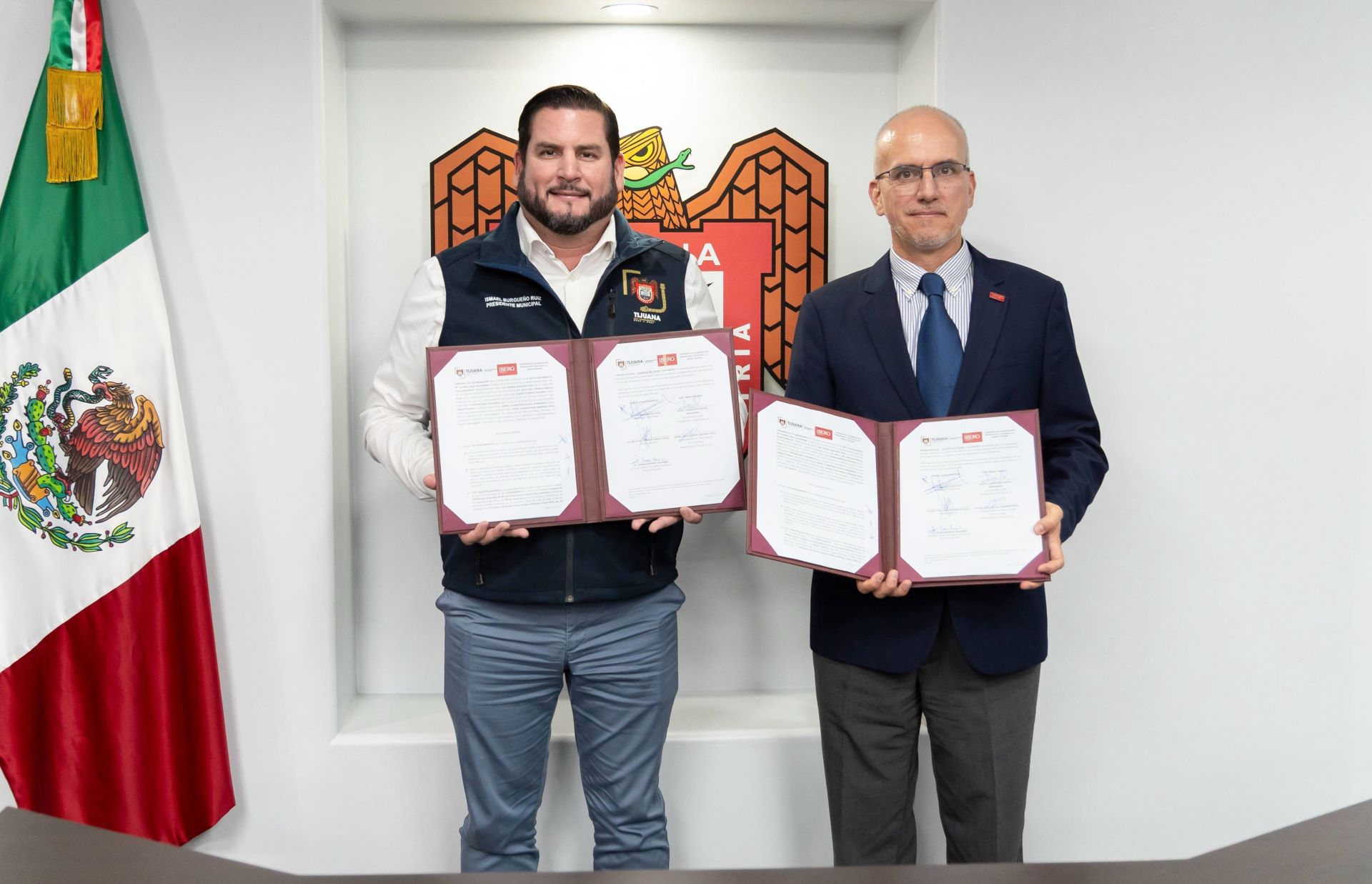 Firma Ismael Burgueño convenio de vinculación con Universidad Iberoamericana Tijuana