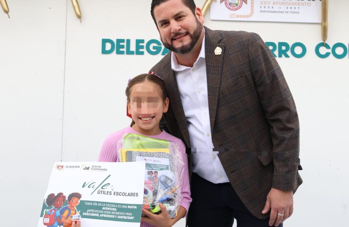 Entrega Ismael Burgueño útiles escolares y vales para uniformes a niñas, niños y jóvenes en la Delegación Cerro Colorado