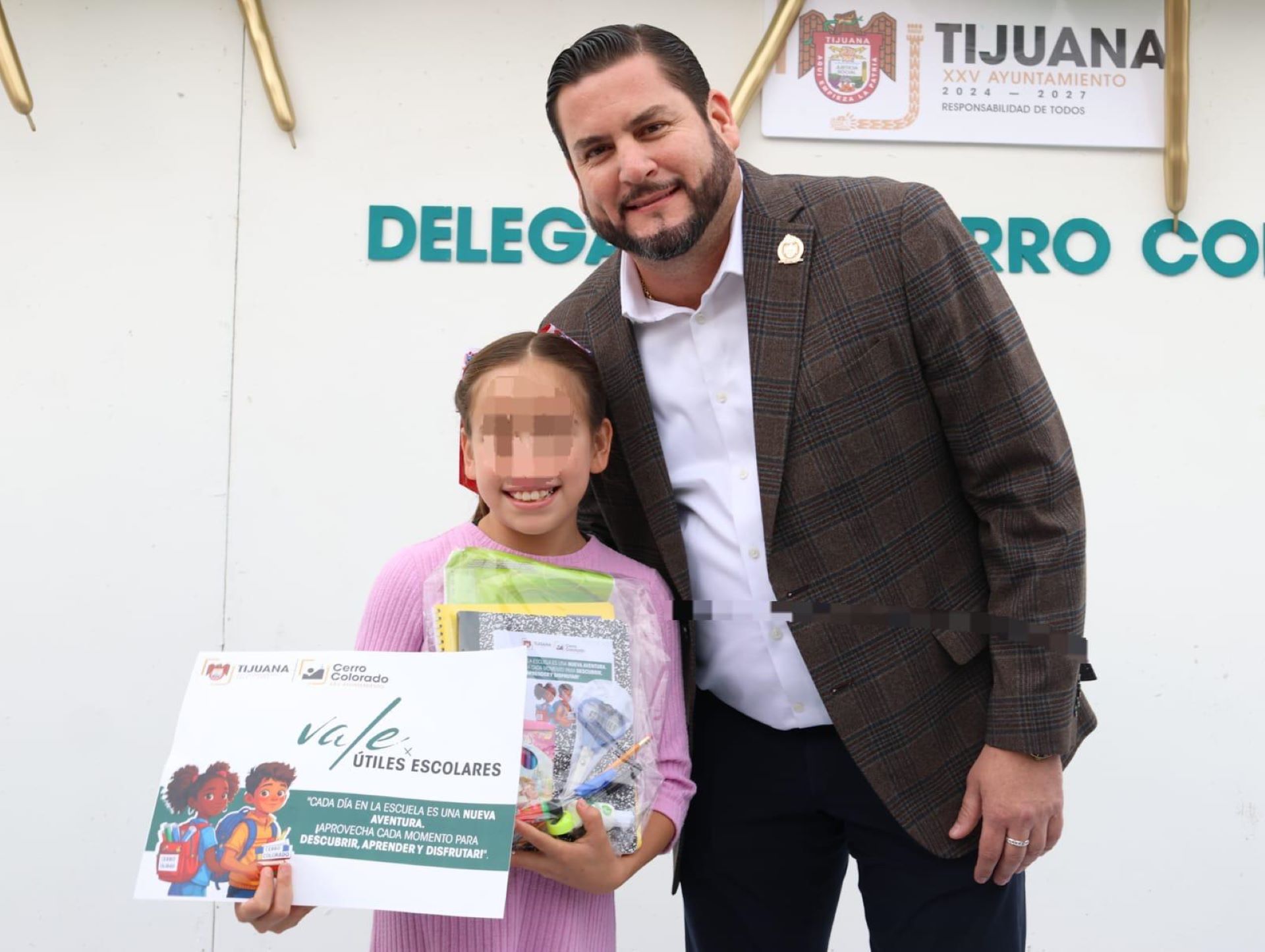 Entrega Ismael Burgueño útiles escolares y vales para uniformes a niñas, niños y jóvenes en la Delegación Cerro Colorado