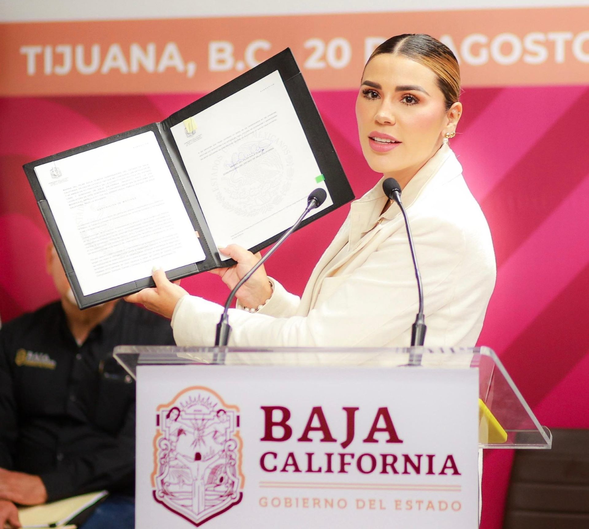 Firma gobernadora Marina del Pilar iniciativa contra el “halconeo” y el uso delictivo de cámaras