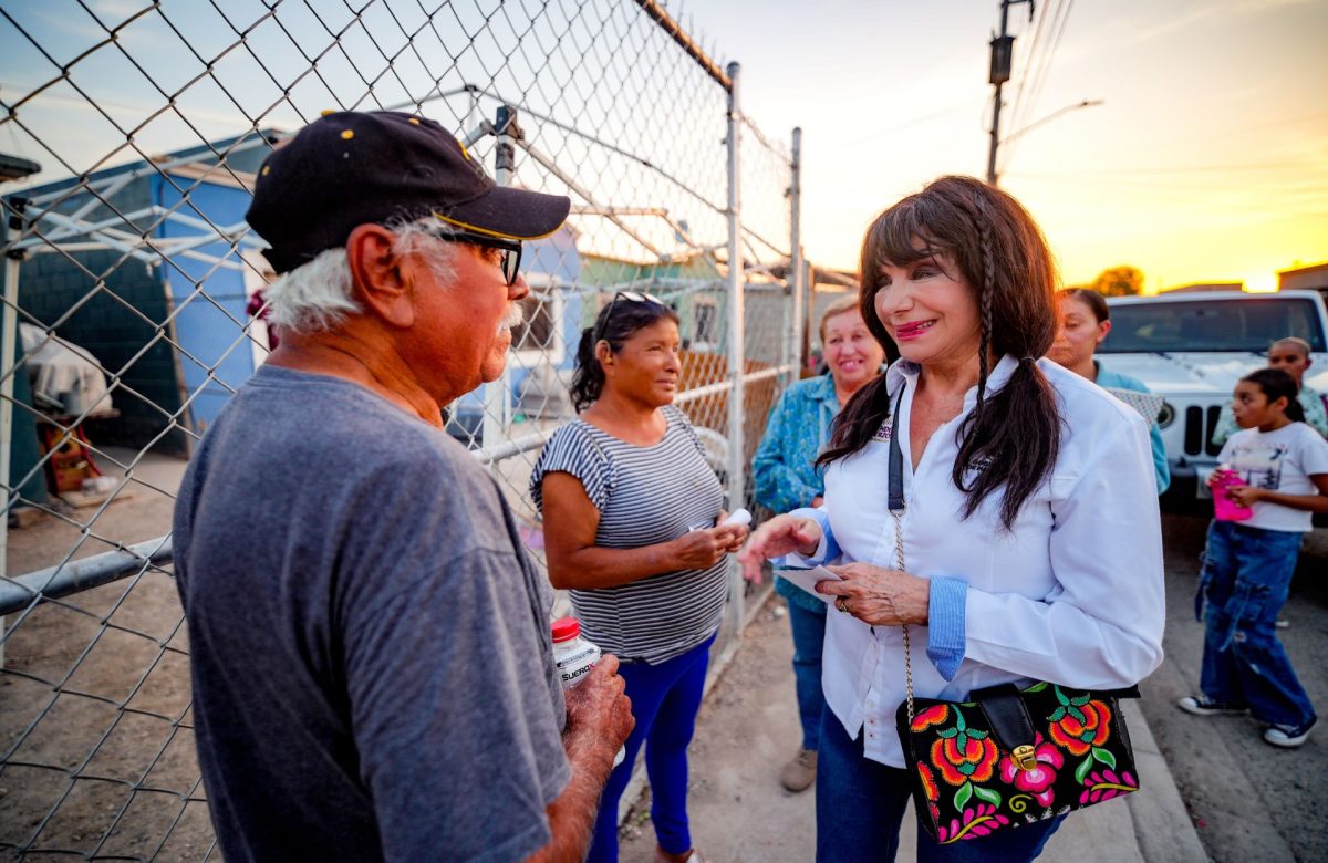 Norma Bustamante atiende a residentes de Valle de las Misiones
