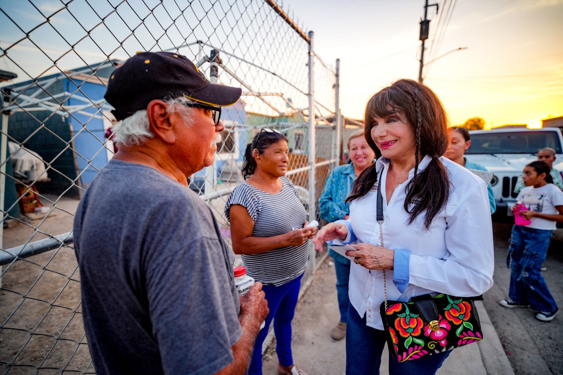 Norma Bustamante atiende a residentes de Valle de las Misiones