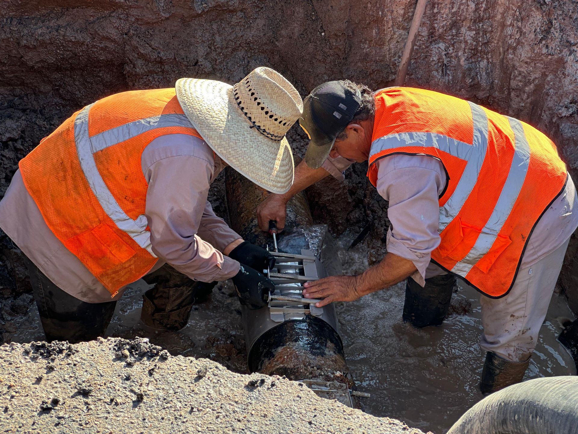 CESPM controló la fuga en línea de 10 pulgadas y restablece el servicio de agua en la zona