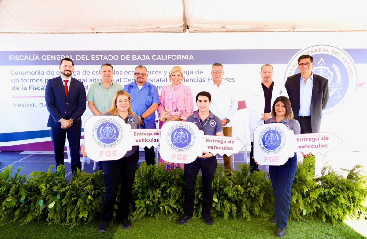 Preside Fiscal General entrega de estímulos económicos a personal del Instituto Estatal de Ciencias Forenses